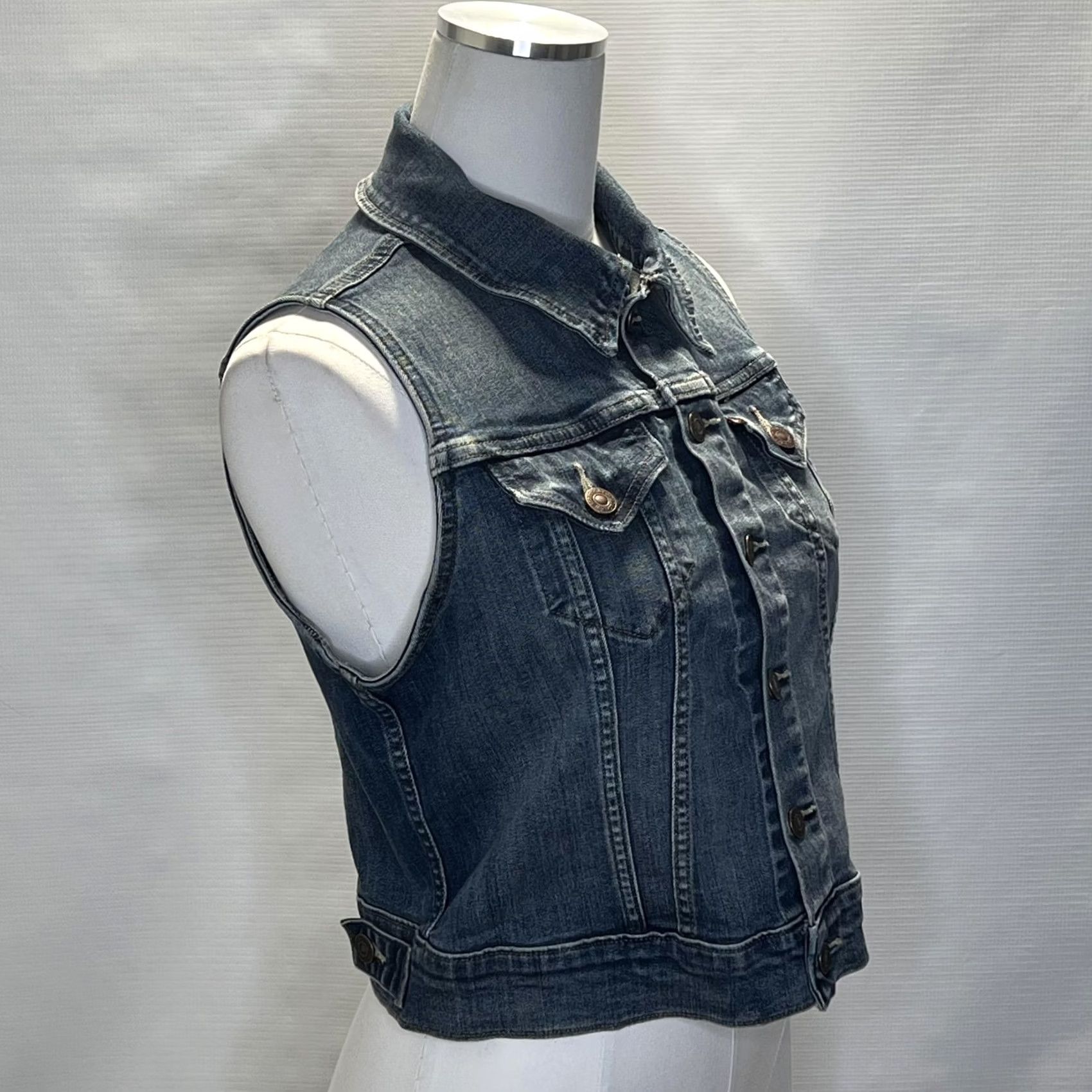 Levi's VINTAGE Levis Denim Vest Womens Small Sleeveless Trucker Jean Jacket Distressed Western Size 28" / US 6 / IT 42 - 2 Thumbnail