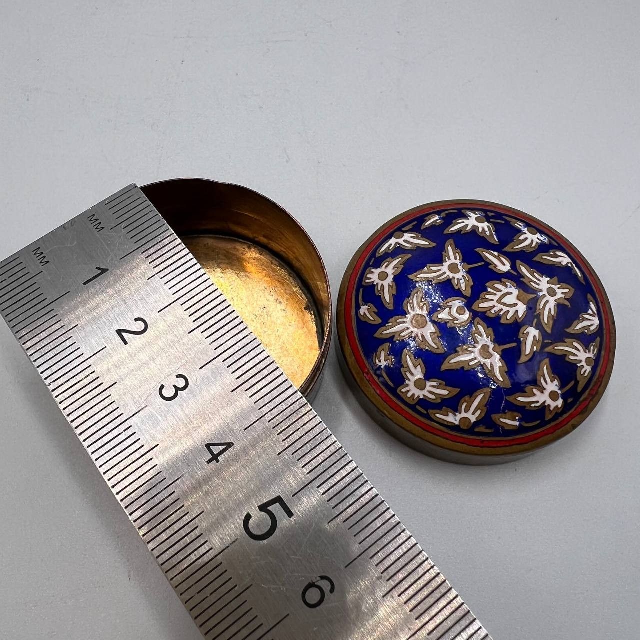Vintage Vintage Hot Enamel Jewelry Trinket Pillbox Ornate Brass Box Size ONE SIZE - 6 Thumbnail