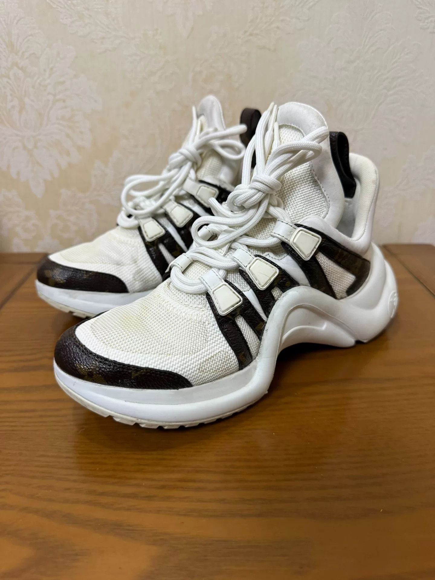 Louis Vuitton Louis Vuitton Leather White Lowtop Sneakers us_5-5 Women Size US 5.5 / IT 35.5 - 1 Thumbnail