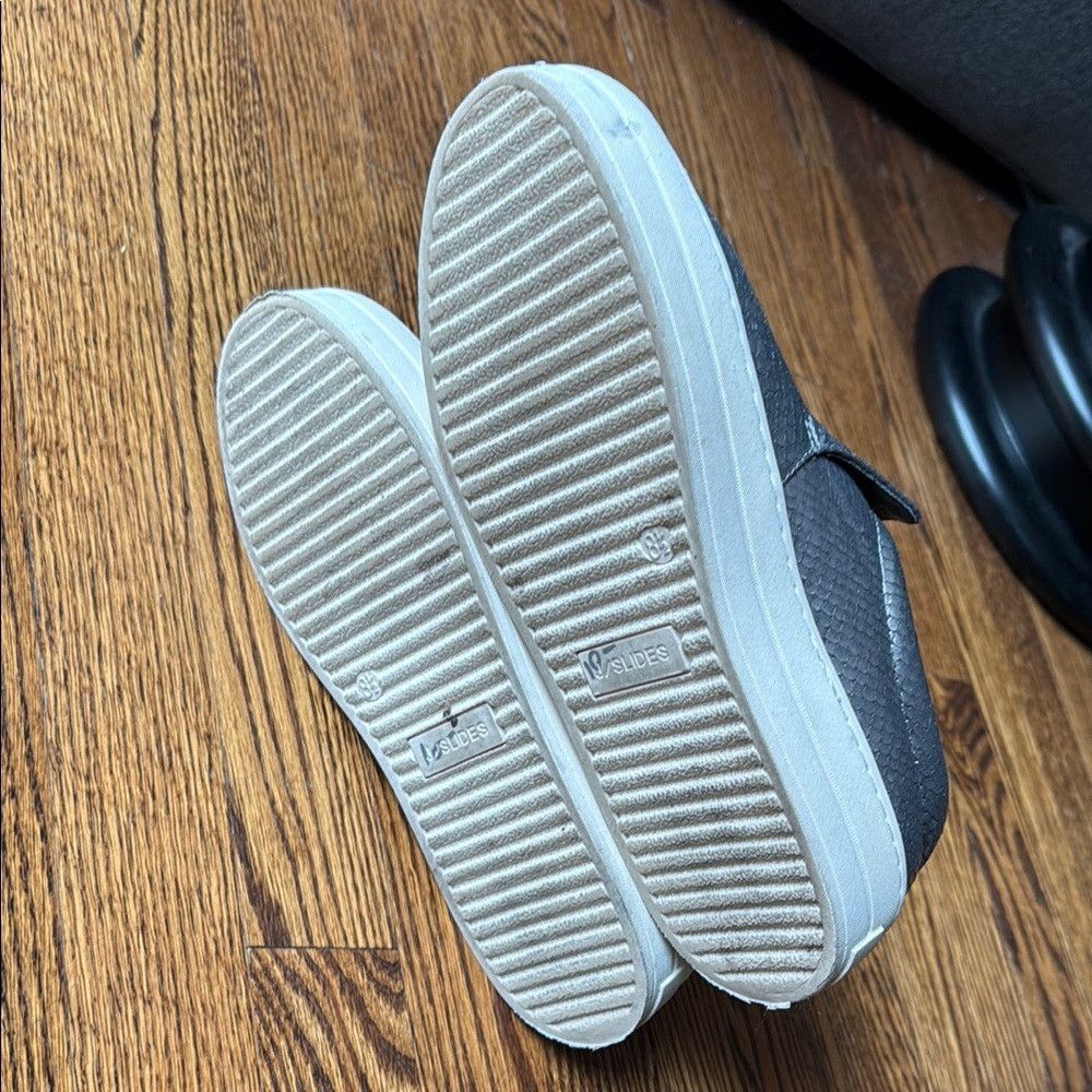 J/Slides J Slides Women’s 8.5 Metallic Slip-On Sneakers Size US 8.5 / IT 38.5 - 6 Thumbnail