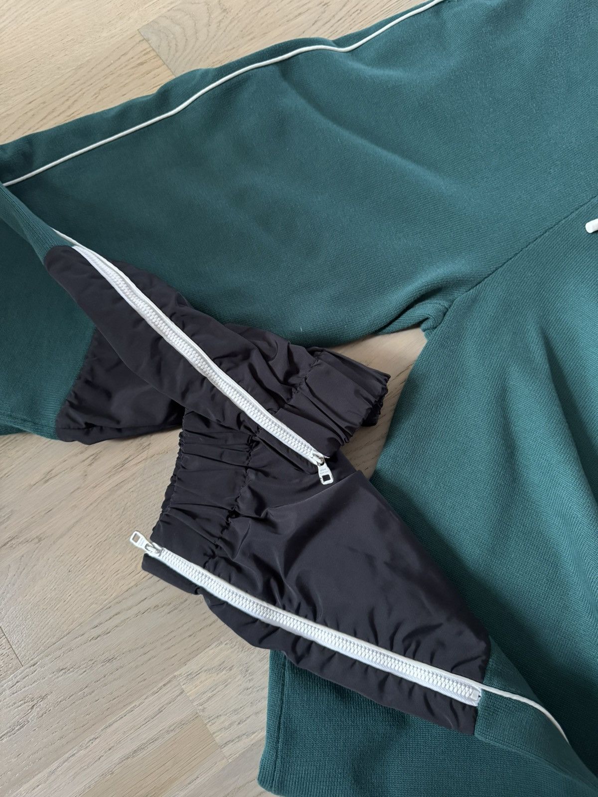 Louis Vuitton LOUIS VUITTON HYBRID NYLON JOGGER sizes in photos by tap Size US 32 / EU 48 - 3 Thumbnail