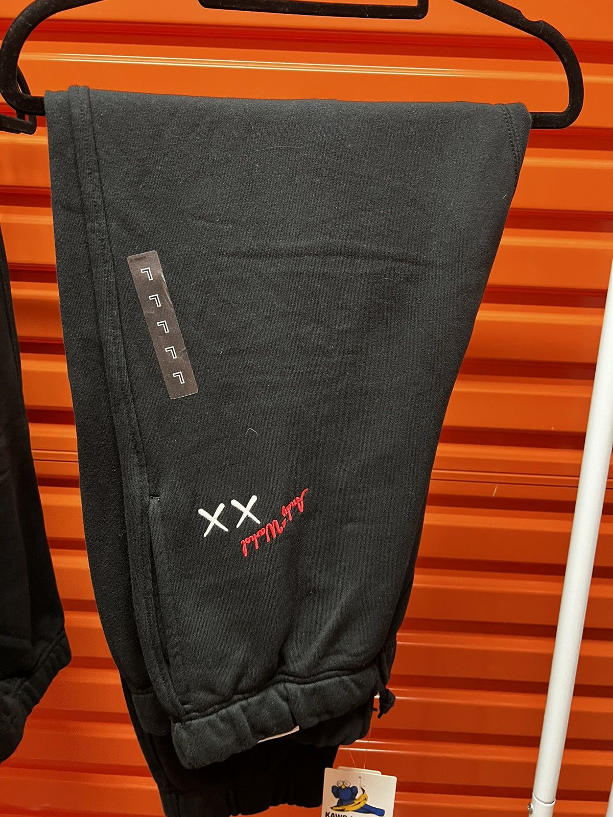 Andy Warhol × Kaws × Uniqlo Kaws Companion Andy Warhol Uniqlo Black Sweatpants size L Size US 35 - 5 Thumbnail