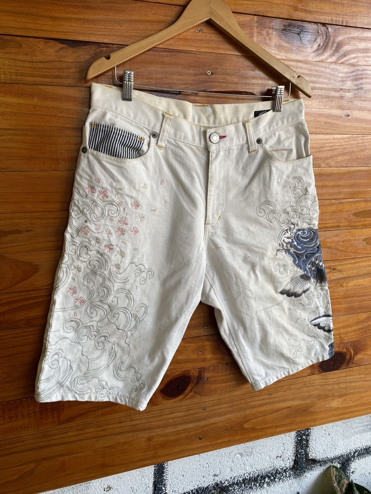 Japanese Brand Namitatsu Japanese Embroidered Koi Fish White Denim Shorts Size US 31 - 5 Thumbnail
