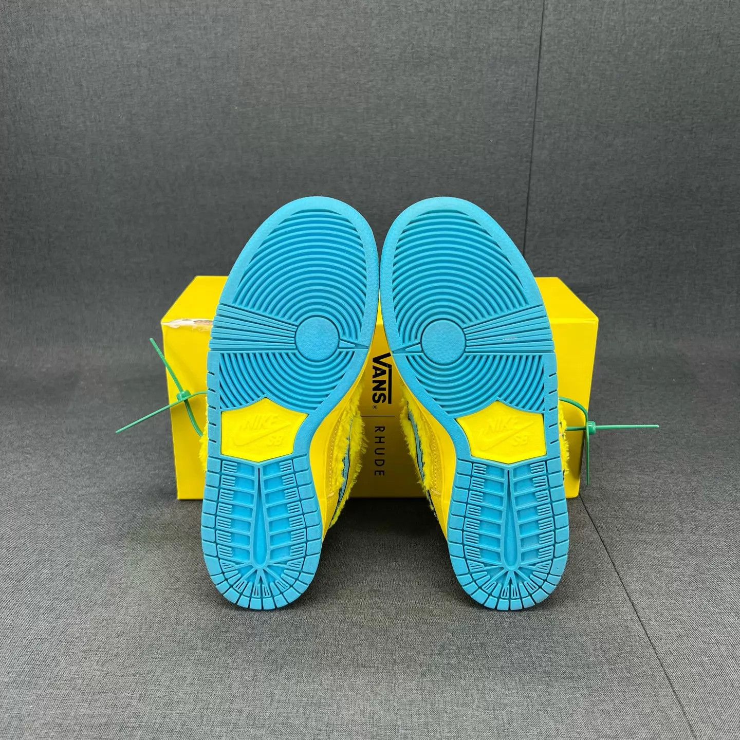 Nike Dunk SB Yellow Dancing Bear 37.5 2x, stars intact Size US 7 / IT 37 - 5 Thumbnail