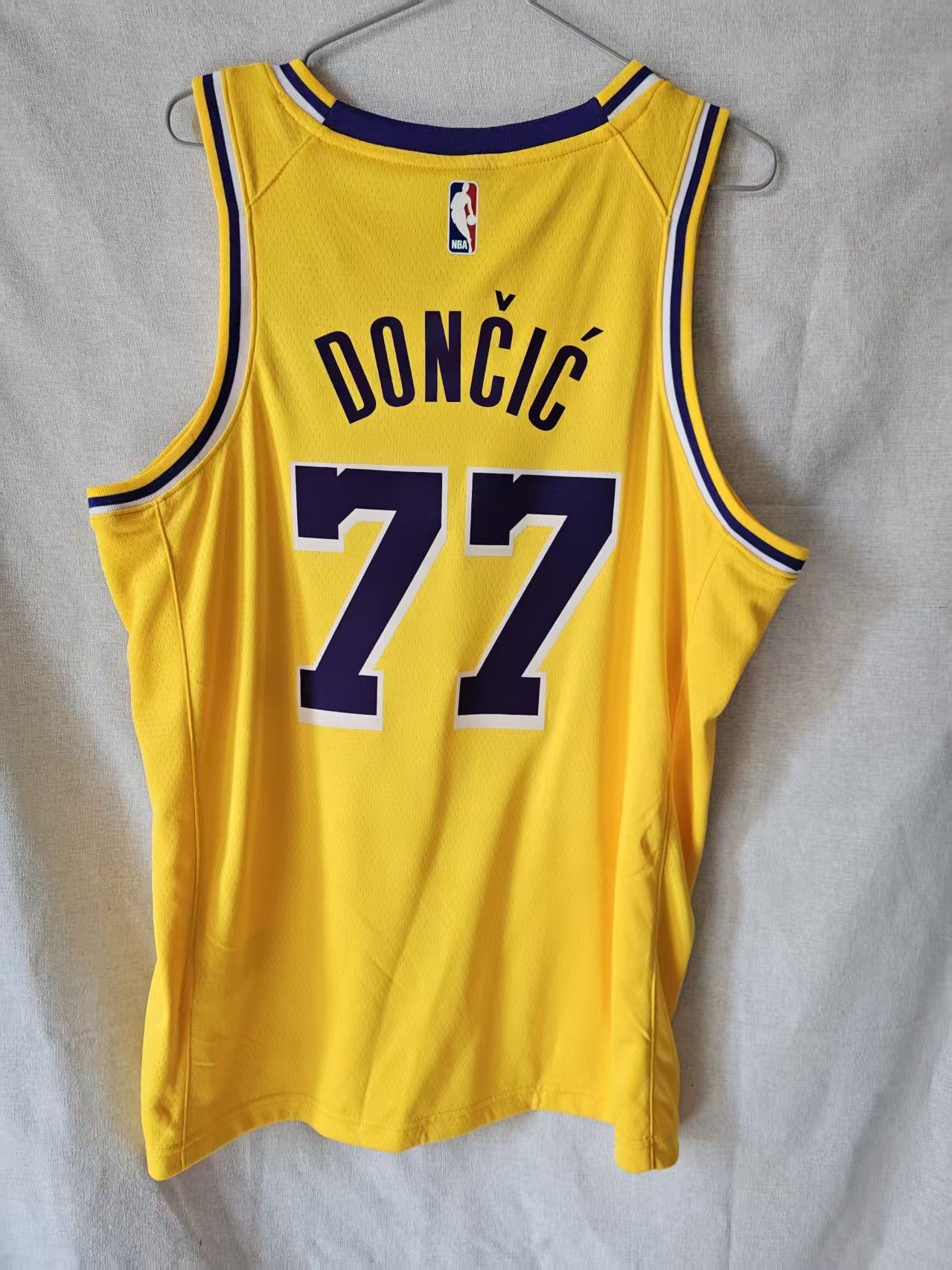 NBA Los Angeles Lakers 77 Luka Dončić Jersey Yellow Size US XL / EU 56 / 4 - 1 Thumbnail