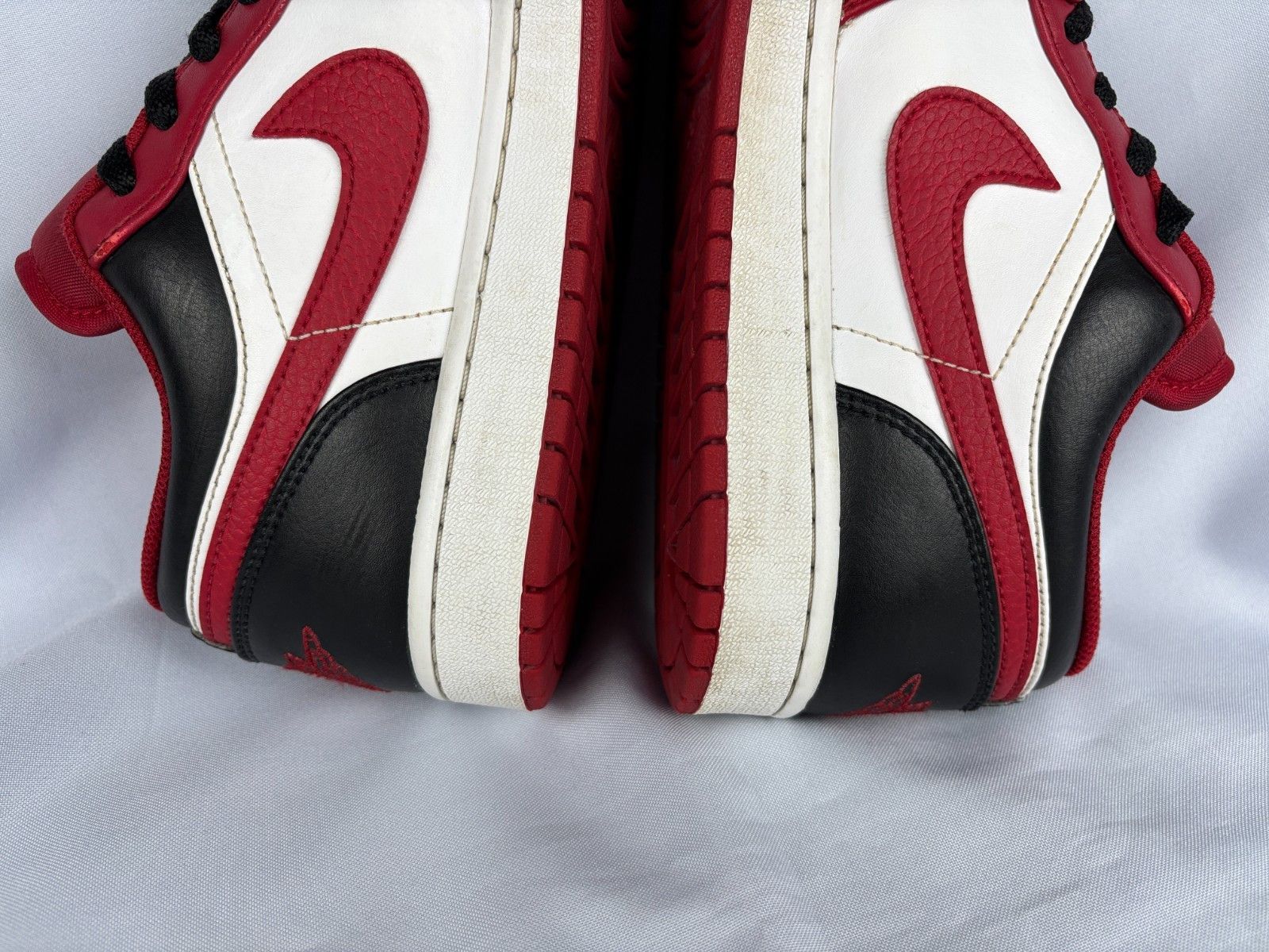 Jordan Brand Nike Air Jordan 1 Low Bulls Reverse Sneakers US 10 EU 44 Size US 10 / EU 43 - 7 Thumbnail