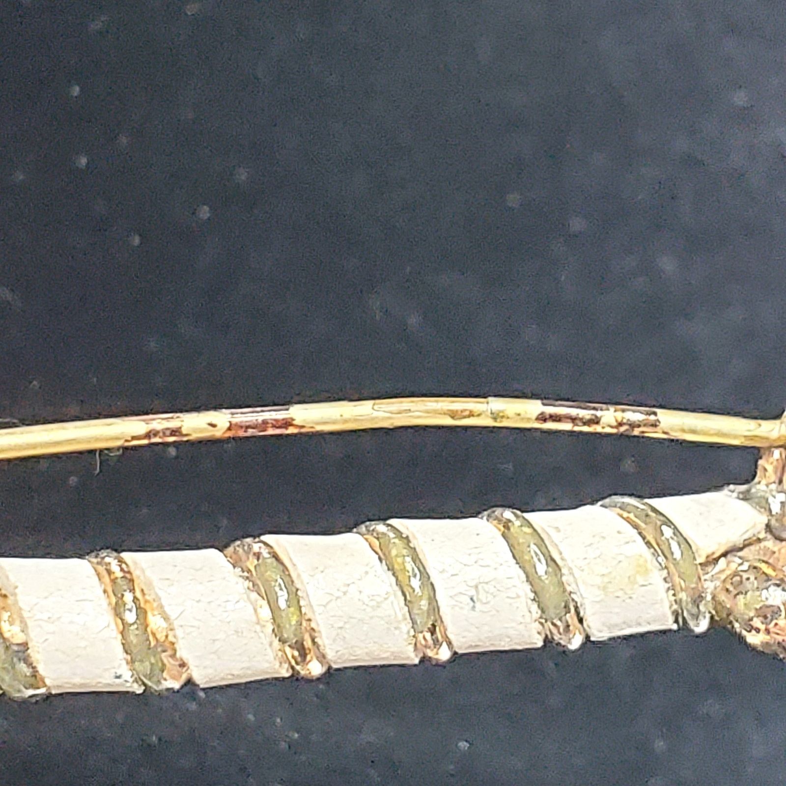 Other Gold Tone Hook Lock White Twist 2.5" Unsigned Vtg Size ONE SIZE - 5 Thumbnail