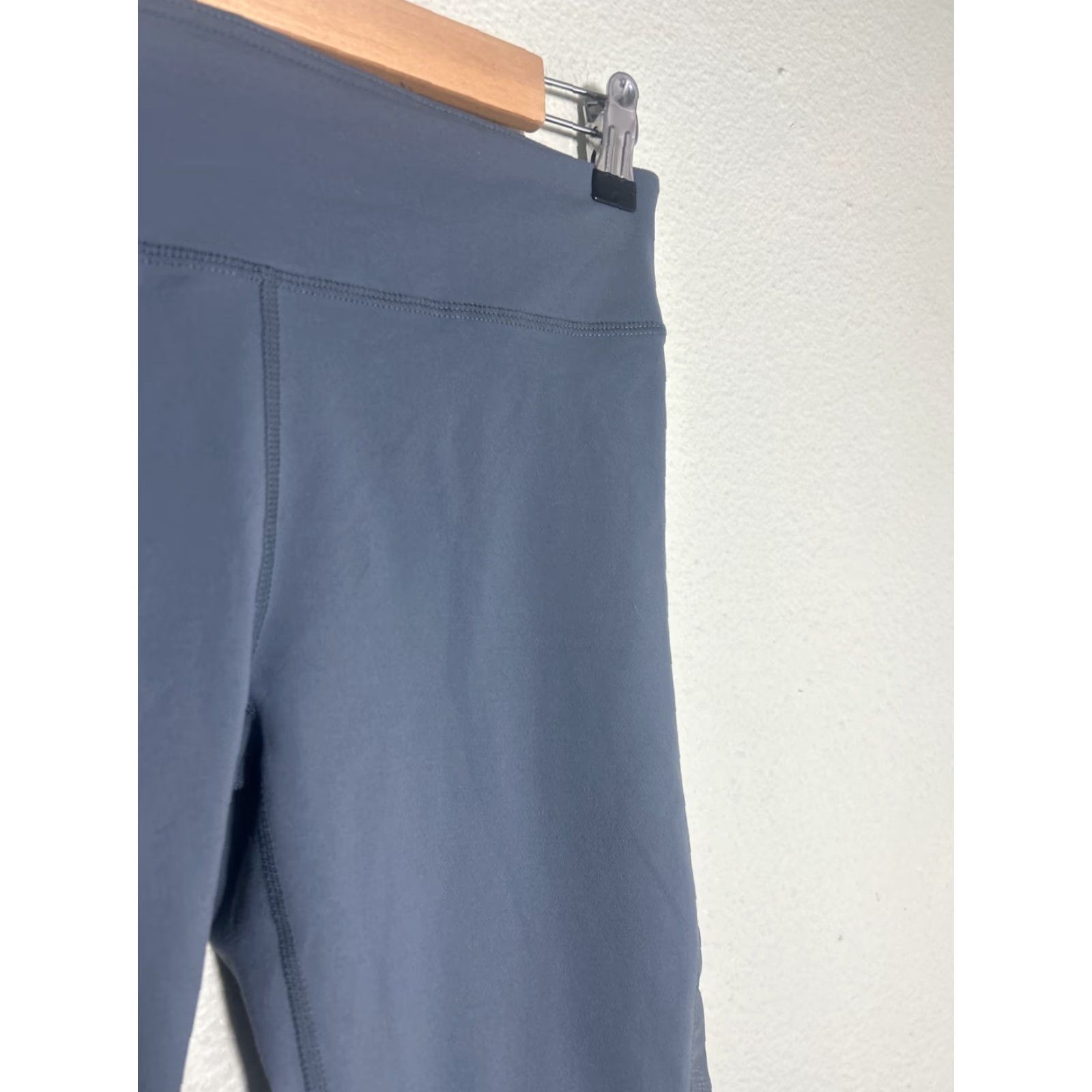 Fabletics Fabletics Leggings Womens Gray Breathable Pocket Yoga Pants 28x27 Small Compression Velcro? Size 28" / US 6 / IT 42 - 6 Thumbnail