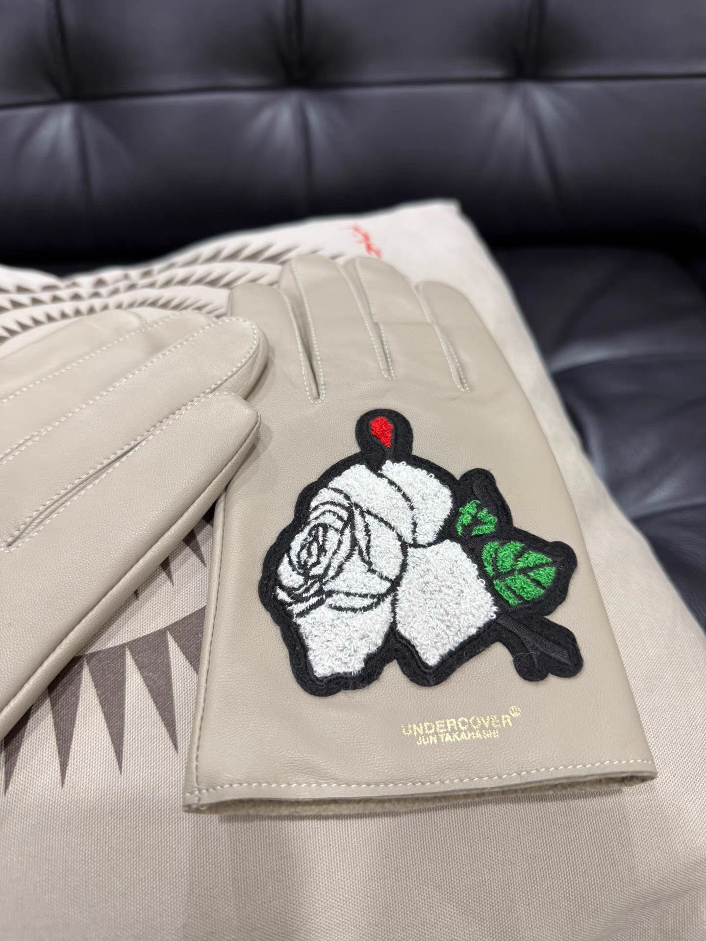Undercover UNDERCOVER Rose Embroidered Sheepskin Gloves K20 Size ONE SIZE - 4 Thumbnail
