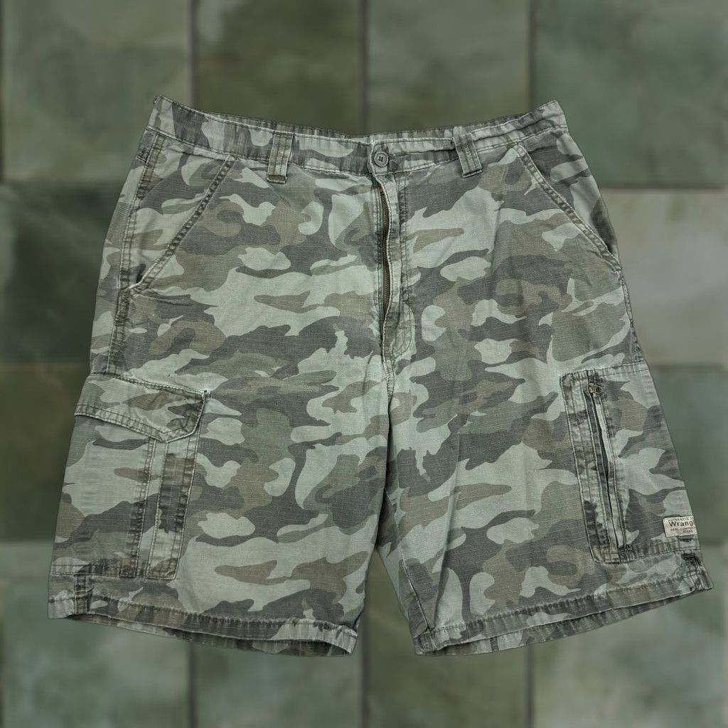 Wrangler VINTAGE Wrangler Cargo Shorts Adult 36 Camo Relaxed Fit Green American Grunge Mens Size US 36 / EU 52 - 1 Thumbnail