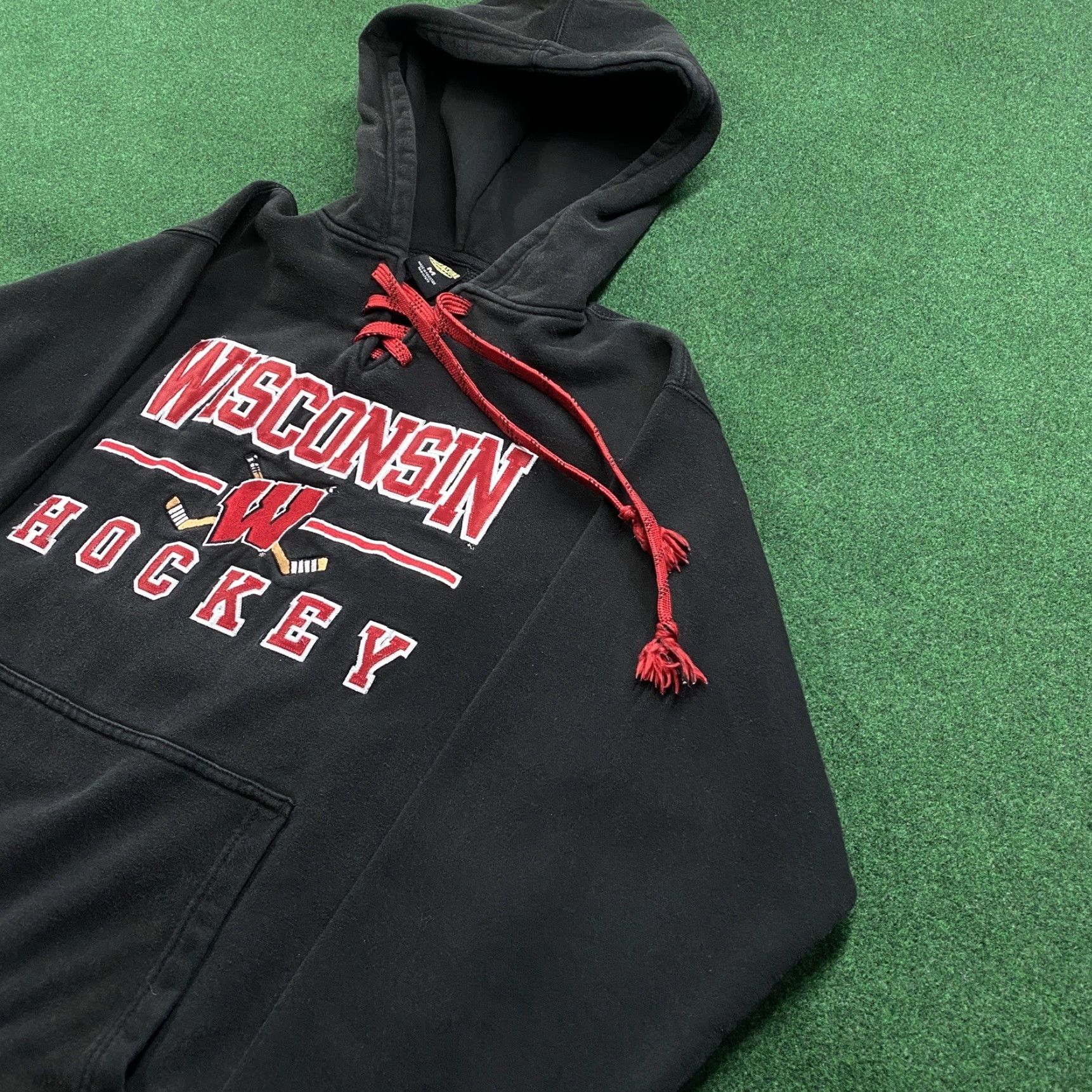 Vintage VINTAGE Wisconsin Badgers Hoodie Mens M Black Y2K College Sports Logo Shirt Size US M / EU 48-50 / 2 - 2 Thumbnail