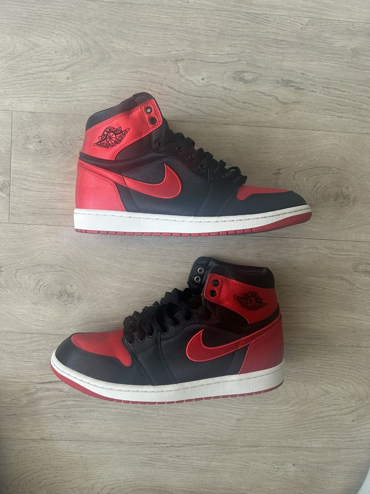 Jordan Brand Women’s Air Jordan 1 Retro High OG Satin Bred 2023 Size US 12 / IT 42 - 1 Thumbnail