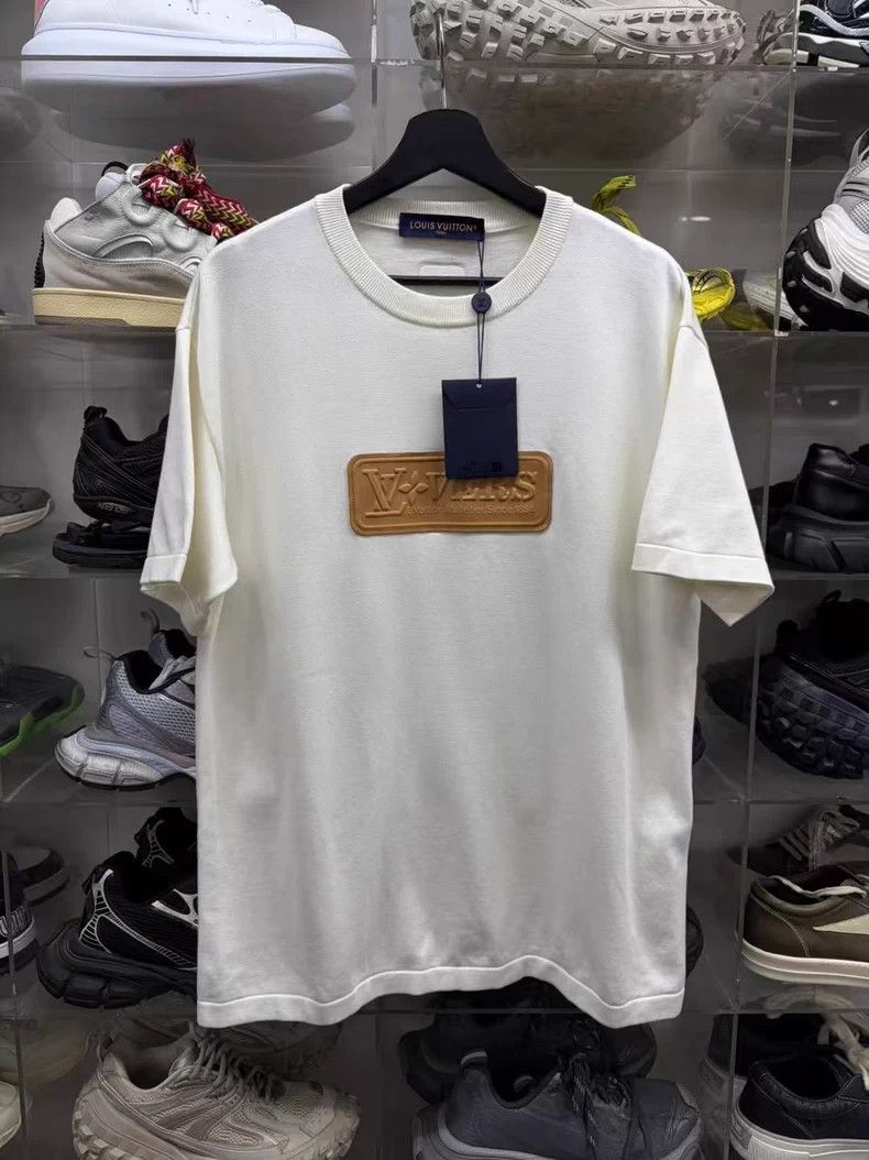 Louis Vuitton Louis Vuitton 25 white leather embossed short sleeves Size US L / EU 52-54 / 3 - 1 Thumbnail