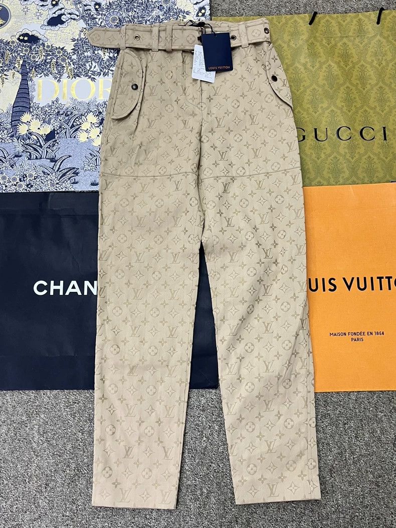 Louis Vuitton Louis Vuitton Khaki logo print pants Size US 34 / EU 50 - 1 Thumbnail
