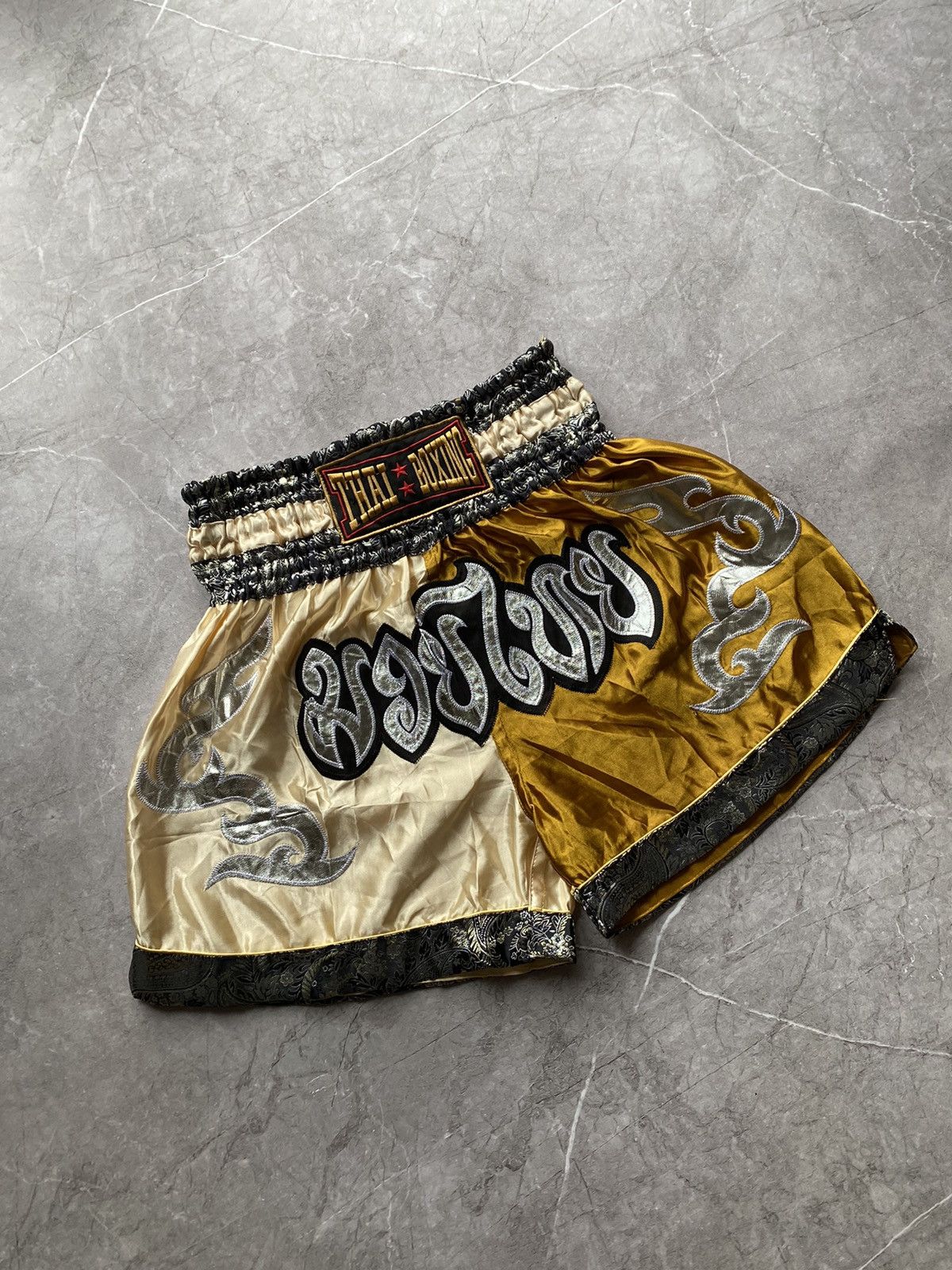 Vintage Vintage Muay Thai Boxing MMA Dragon Print Shorts Size L Size US 34 / EU 50 - 1 Thumbnail