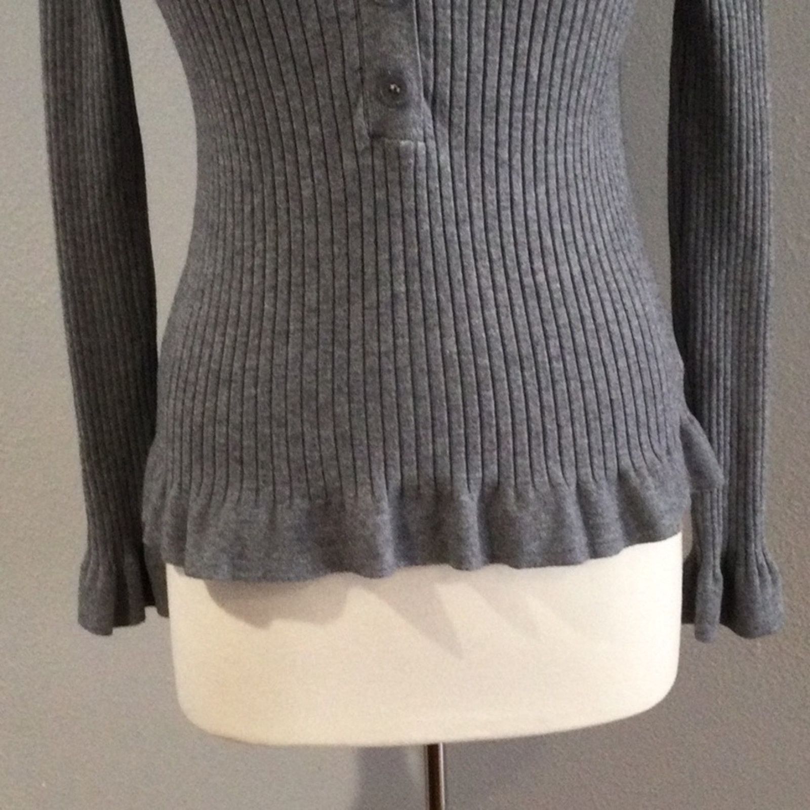 Other Lulus Gray V-Neck Rib Knit L/S 3 Button Bodycon Top Size M Size M / US 6-8 / IT 42-44 - 3 Thumbnail