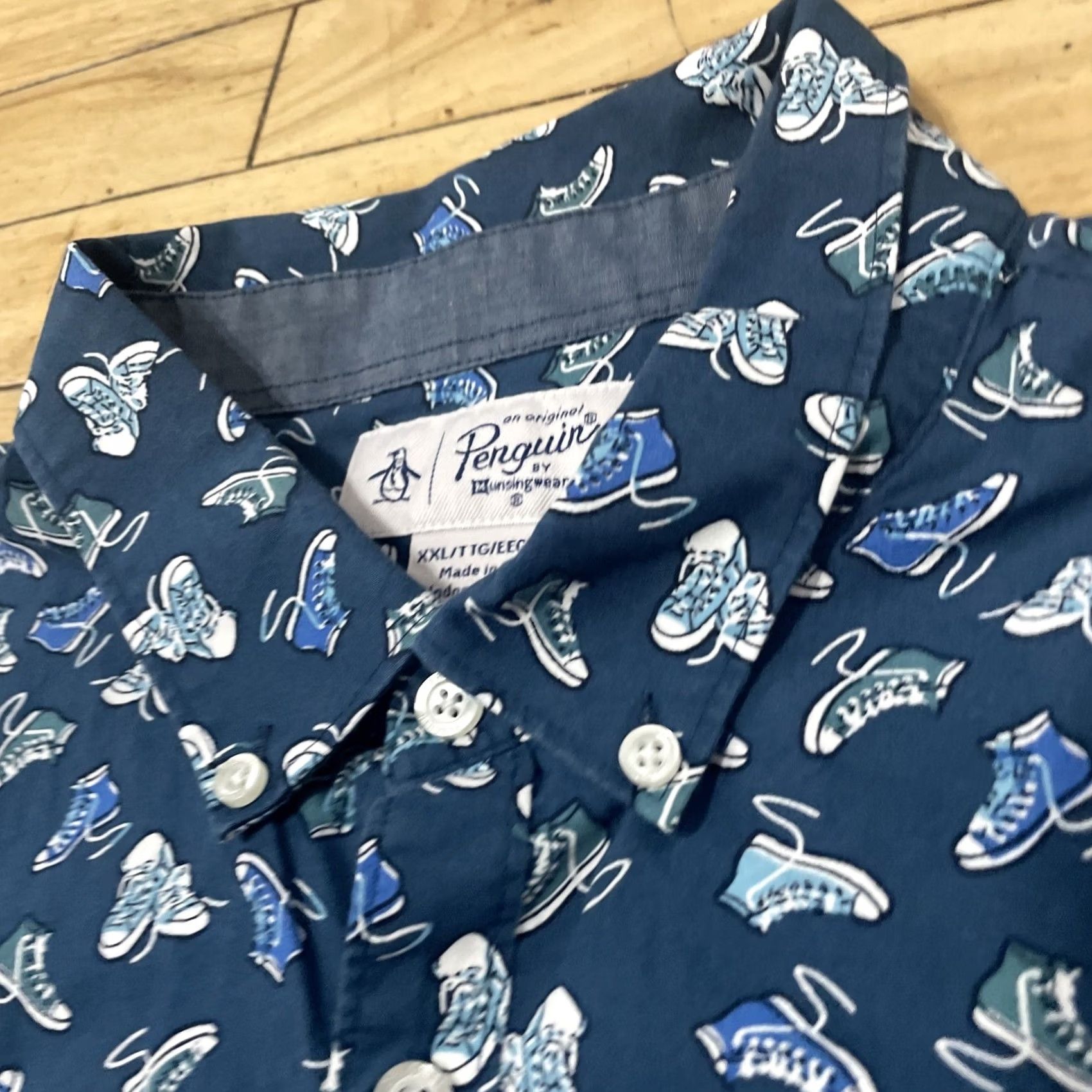 Vintage PENGUIN by MUNSINGWEAR Shirt Men 2XL Blue Sneakers Print AOP Button Up Size US XXL / EU 58 / 5 - 3 Thumbnail