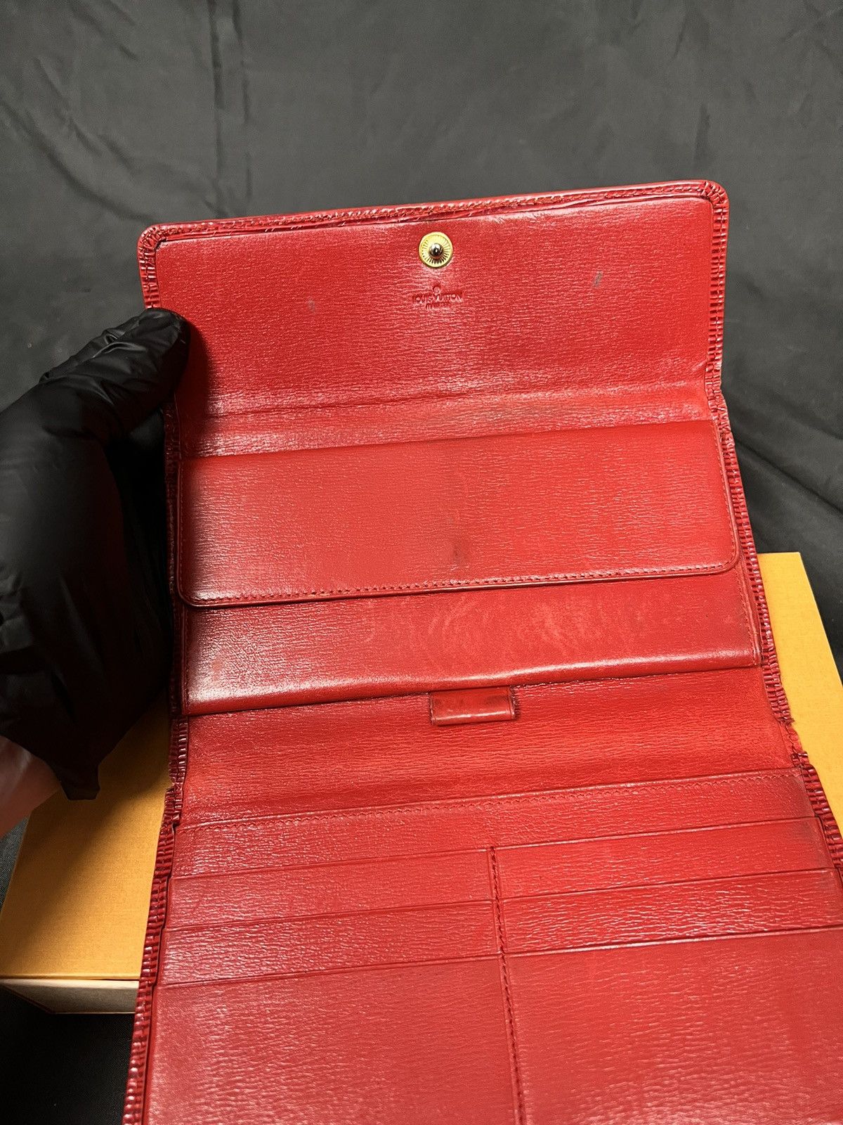 Louis Vuitton Louis Vuitton Malletier red epi bifold vintage wallet Size ONE SIZE - 7 Thumbnail