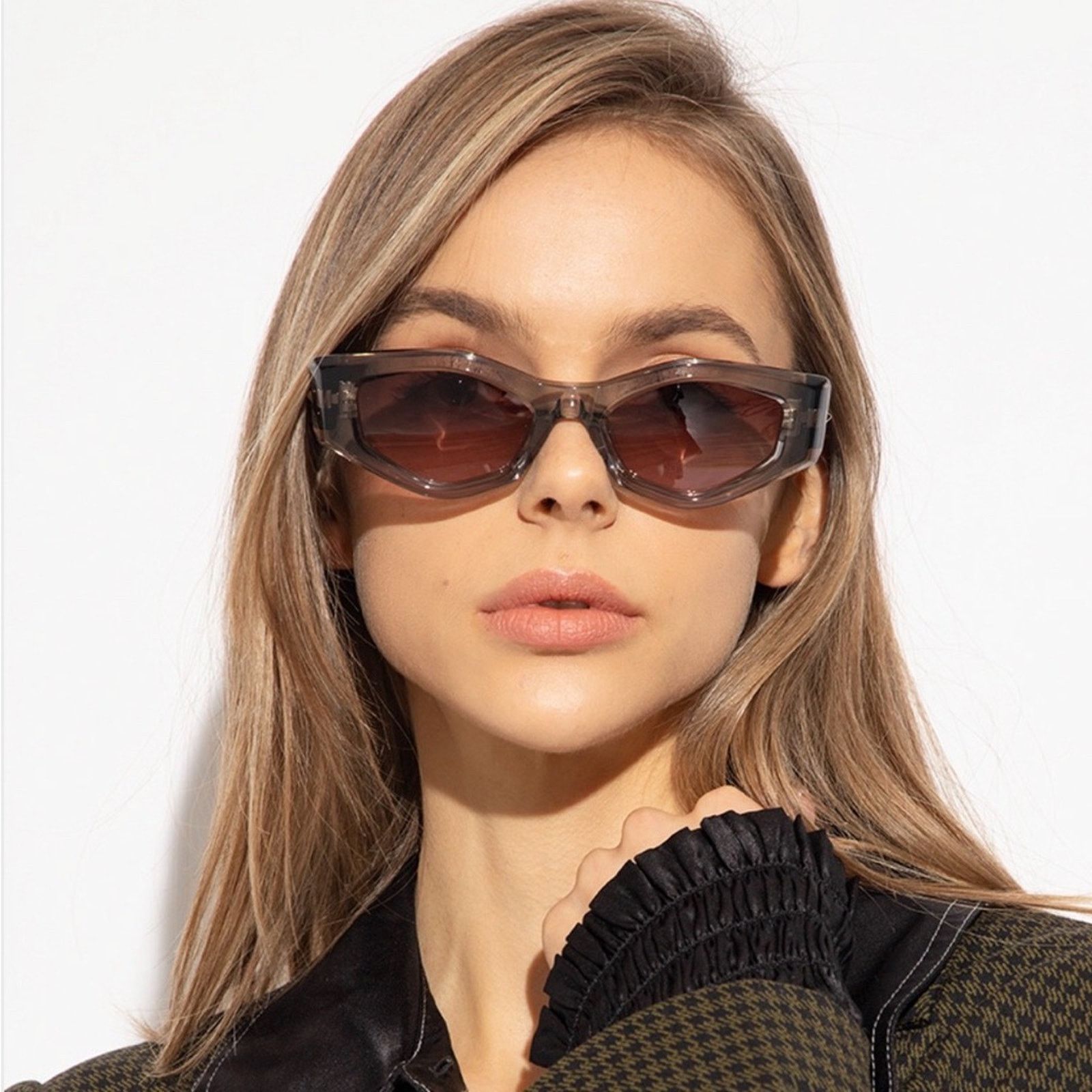 Valentino New! Valentino V TRE VLS 101C, Stylish Gray Sunglasses Size ONE SIZE - 2 Thumbnail