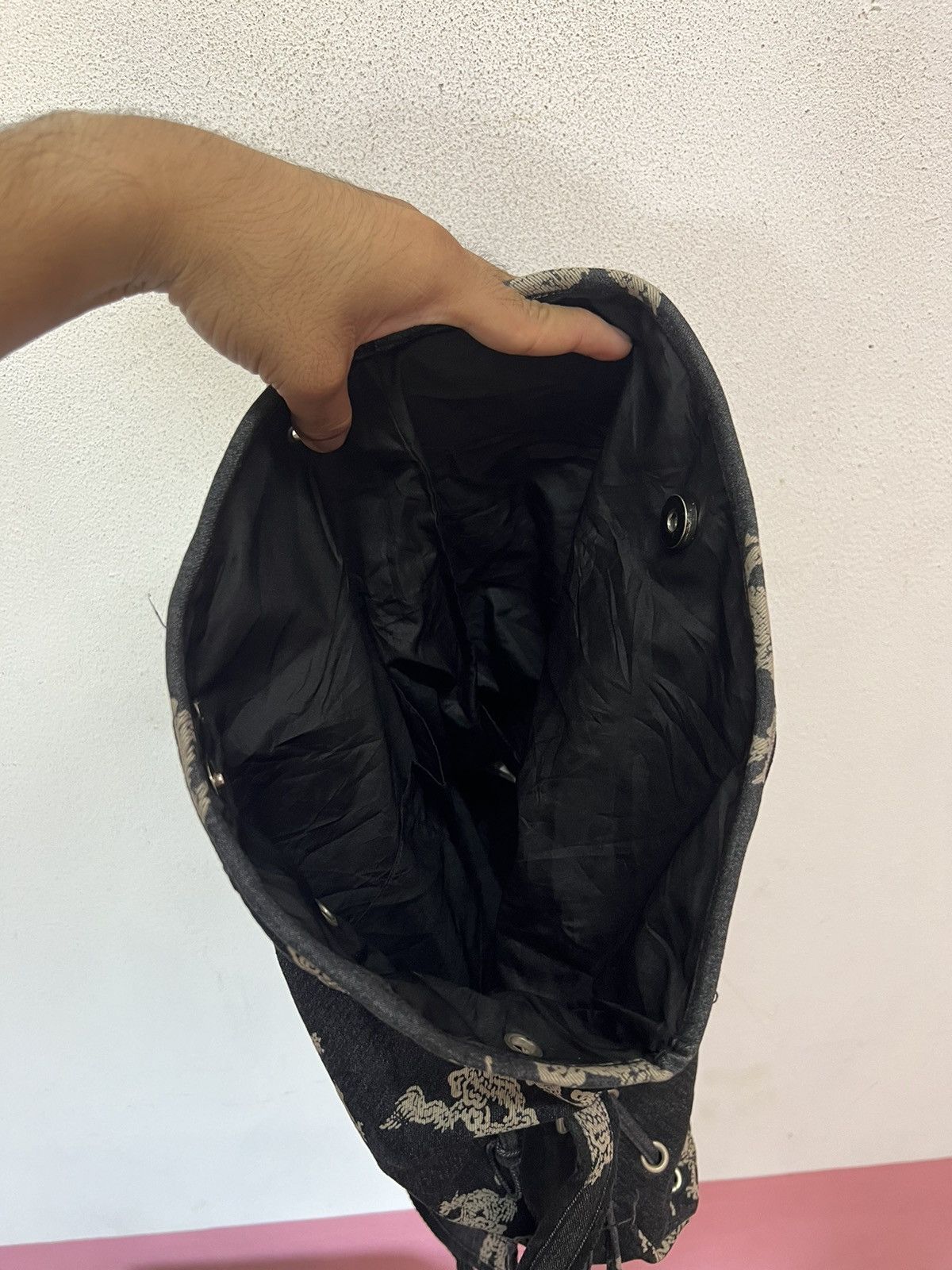 If Six Was Nine × Seditionaries OZZ ON BONDAGE DRAGON CROSSBODY BAG Size ONE SIZE - 10 Thumbnail
