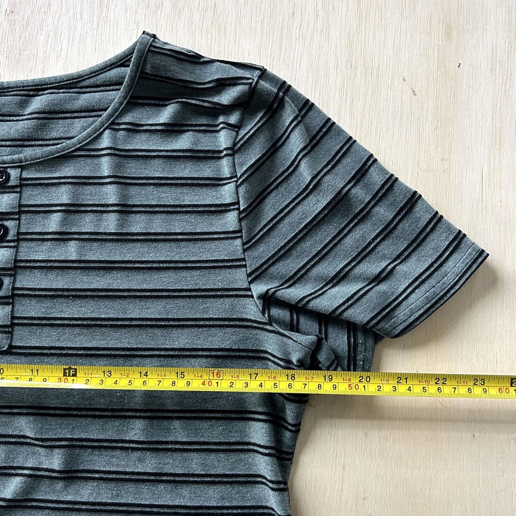 Vintage Y2K Shirt Womens Small Green Stripe Henley Scoop Neck Cropped Short Sleeve Top Size S / US 4 / IT 40 - 5 Thumbnail