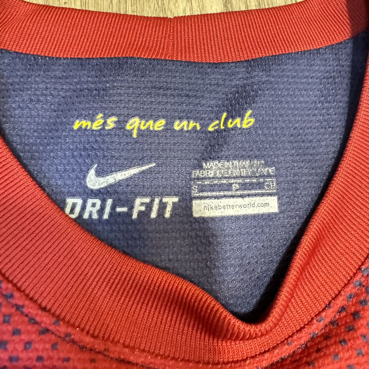 Nike Barcelona 12/13 home shirt #8 Iniesta Size US S / EU 44-46 / 1 - 9 Thumbnail