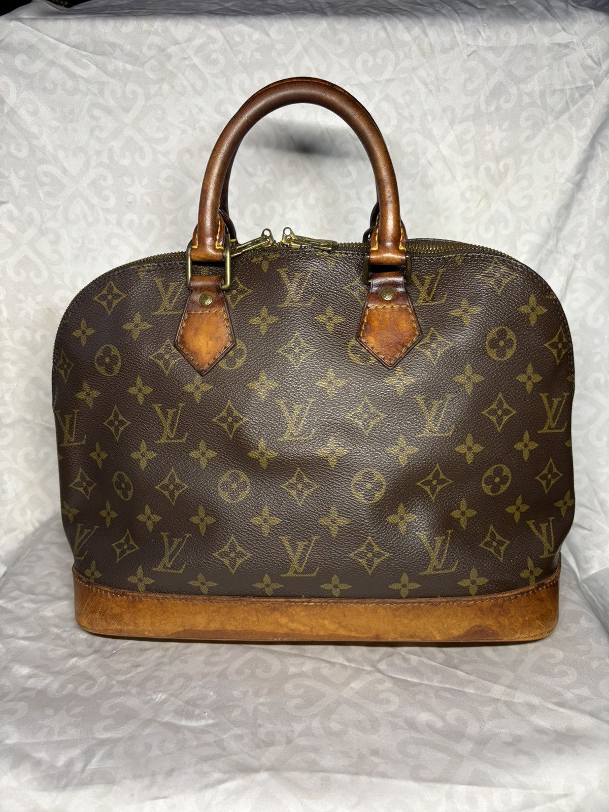 Louis Vuitton (very worn) Louis Vuitton Alma Size ONE SIZE - 1 Thumbnail