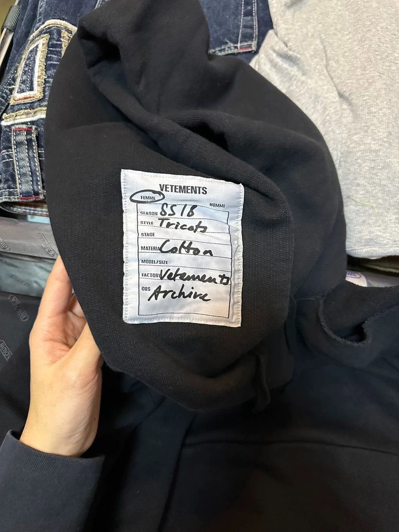 Vetements Vetements SS18 Main storyline off-shoulder hoodie Size US XS / EU 42 / 0 - 4 Thumbnail