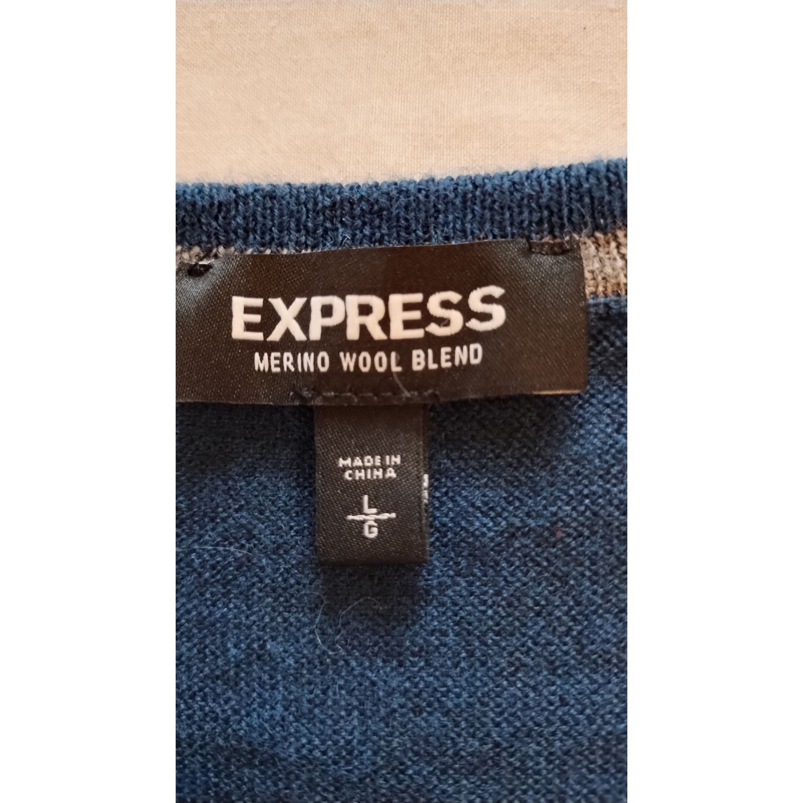 Express Express Solid Merino Wool V-neck Men sweater Casual Large Size US L / EU 52-54 / 3 - 7 Thumbnail