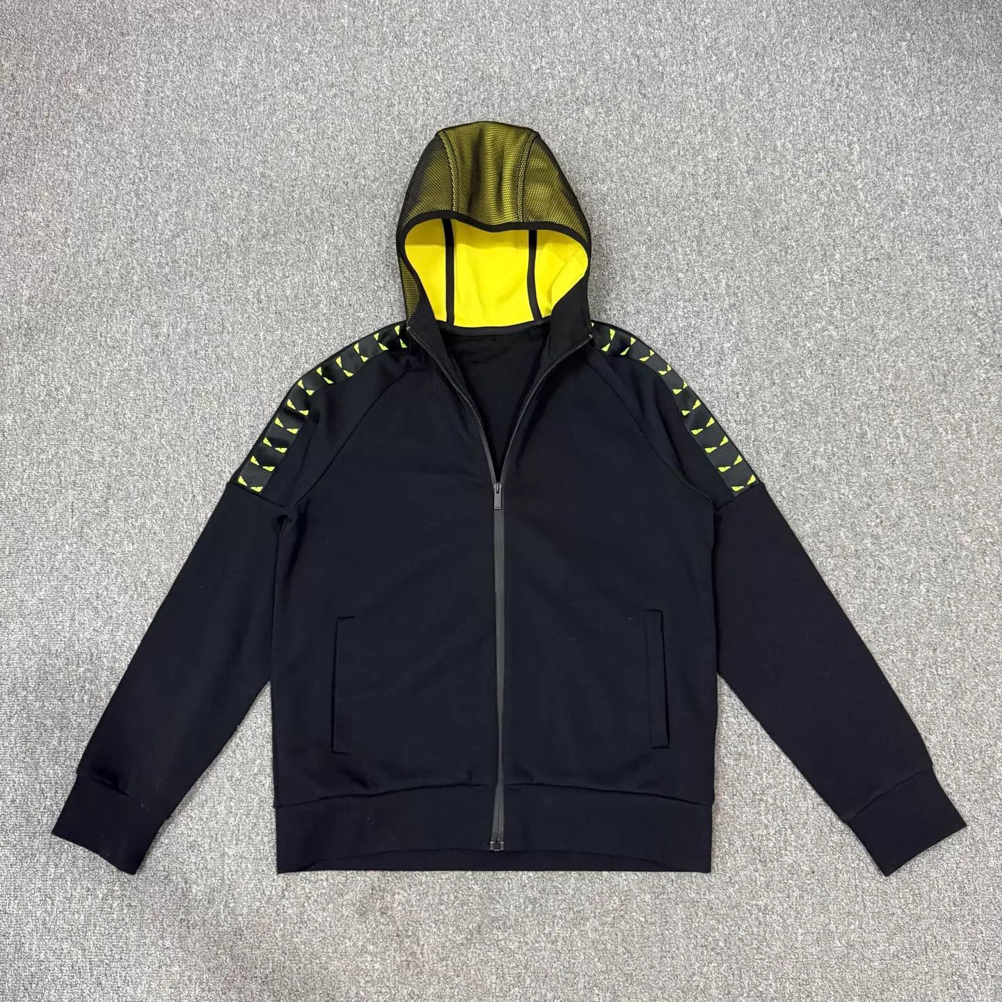 Fendi Fendi Black Yellow Hooded Jacket L 99 New Size US L / EU 52-54 / 3 - 1 Thumbnail