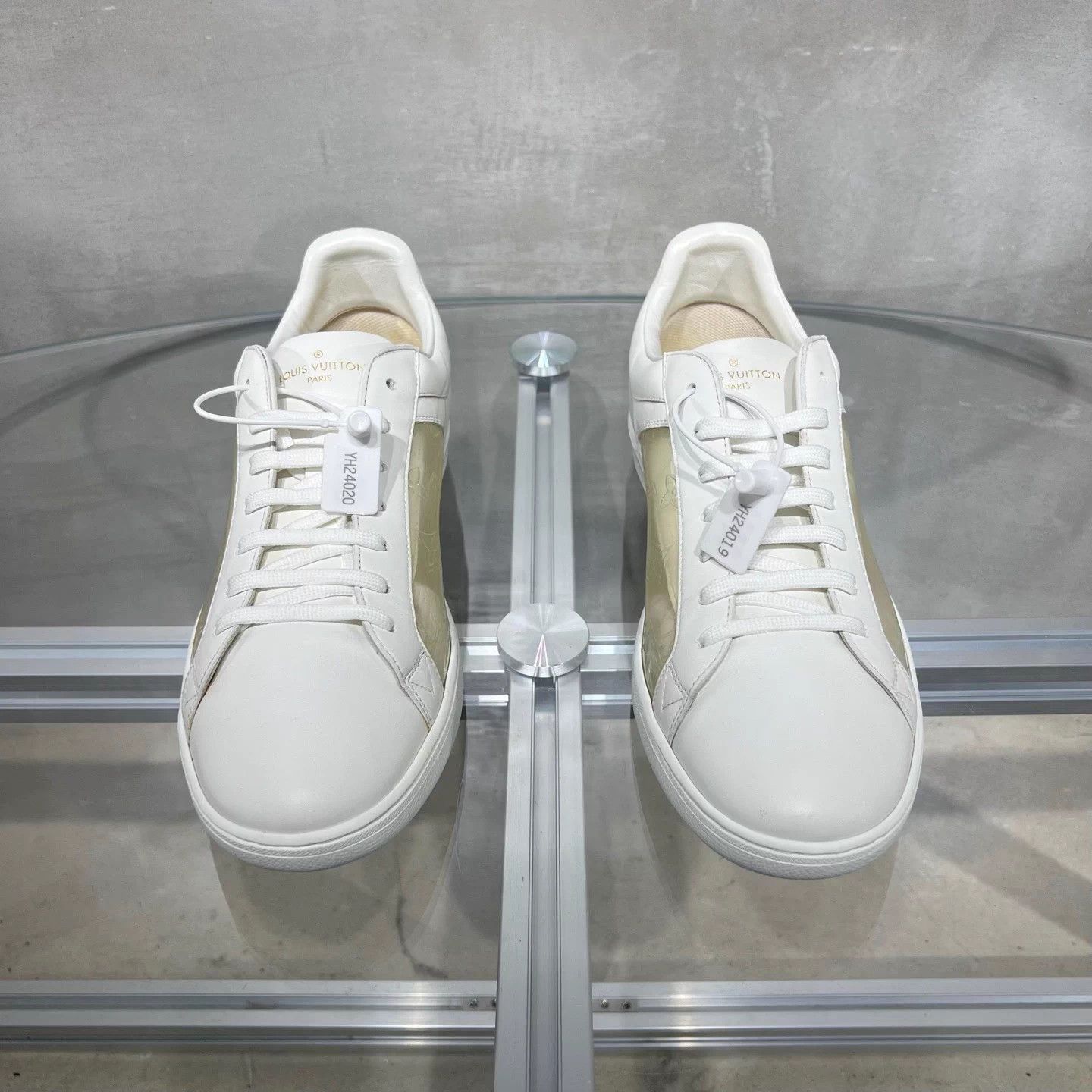Louis Vuitton LV low-top white UK9 / 43 Size US 9 / EU 42 - 1 Thumbnail