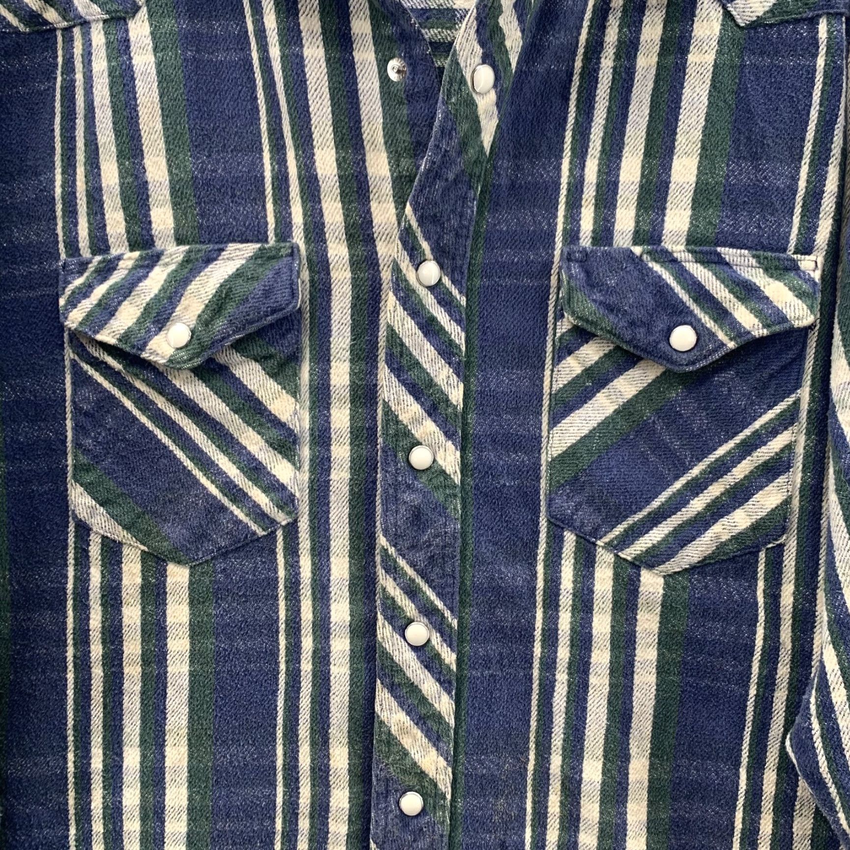 Wrangler VINTAGE Wrangler Western Shirt Men's Large Blue Plaid Pearl Snap Workwear Cowboy Shirt XL Blue Plaid Wrangler Western Shirts Mens (Vintage) Size US XL / EU 56 / 4 - 2 Thumbnail