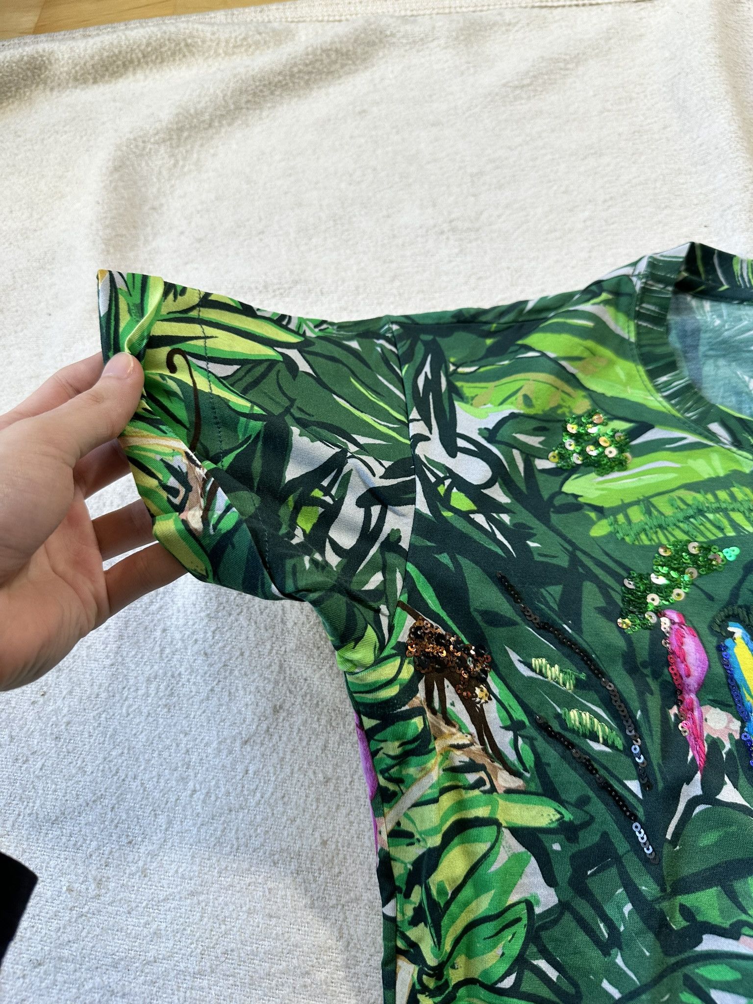 Louis Vuitton Louis Vuitton T-Shirt Jungle Theme Sequin Green Top Size M / US 6-8 / IT 42-44 - 8 Thumbnail