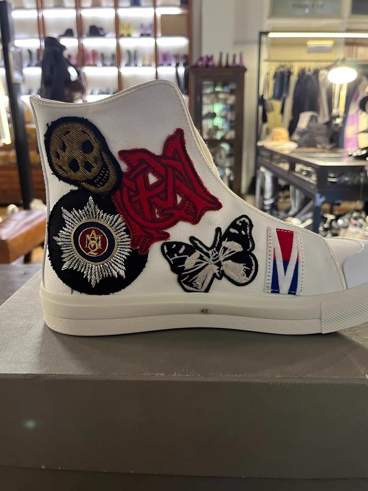 Alexander McQueen Alexander McQueen 17SS men’s white heavy‑emblem Ｑ25 Size US 7 / EU 40 - 3 Thumbnail