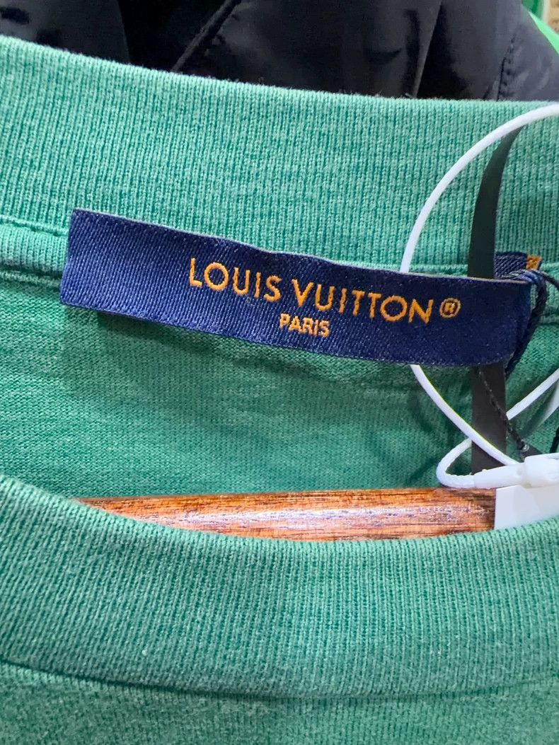 Louis Vuitton Louis Vuitton Green gradient logo short-sleeved T-shirt Size US L / EU 52-54 / 3 - 3 Thumbnail