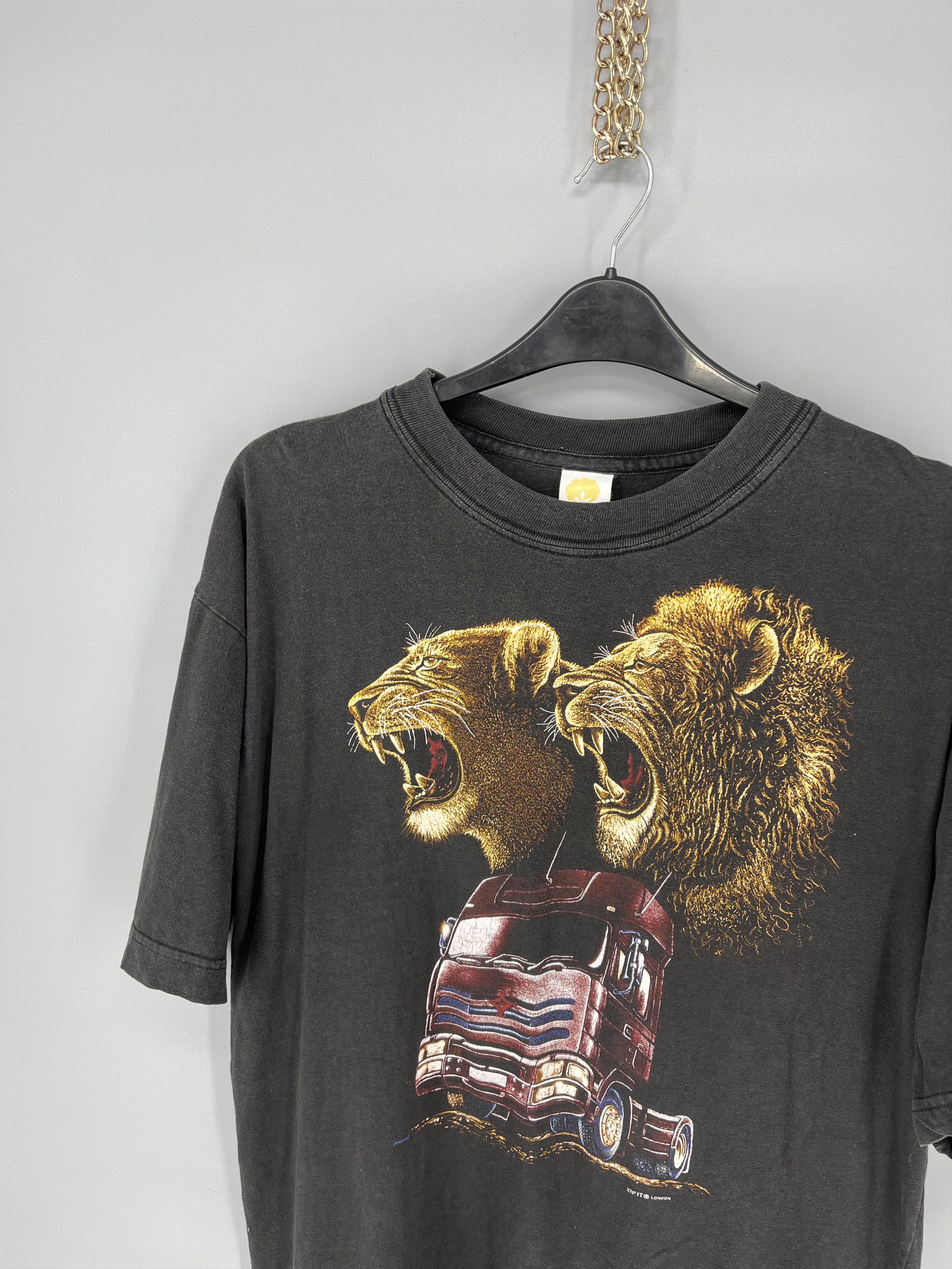 Vintage Vintage 90s lion lioness and truck Boxy Fit Tee ZipIt London Size US XL / EU 56 / 4 - 7 Thumbnail