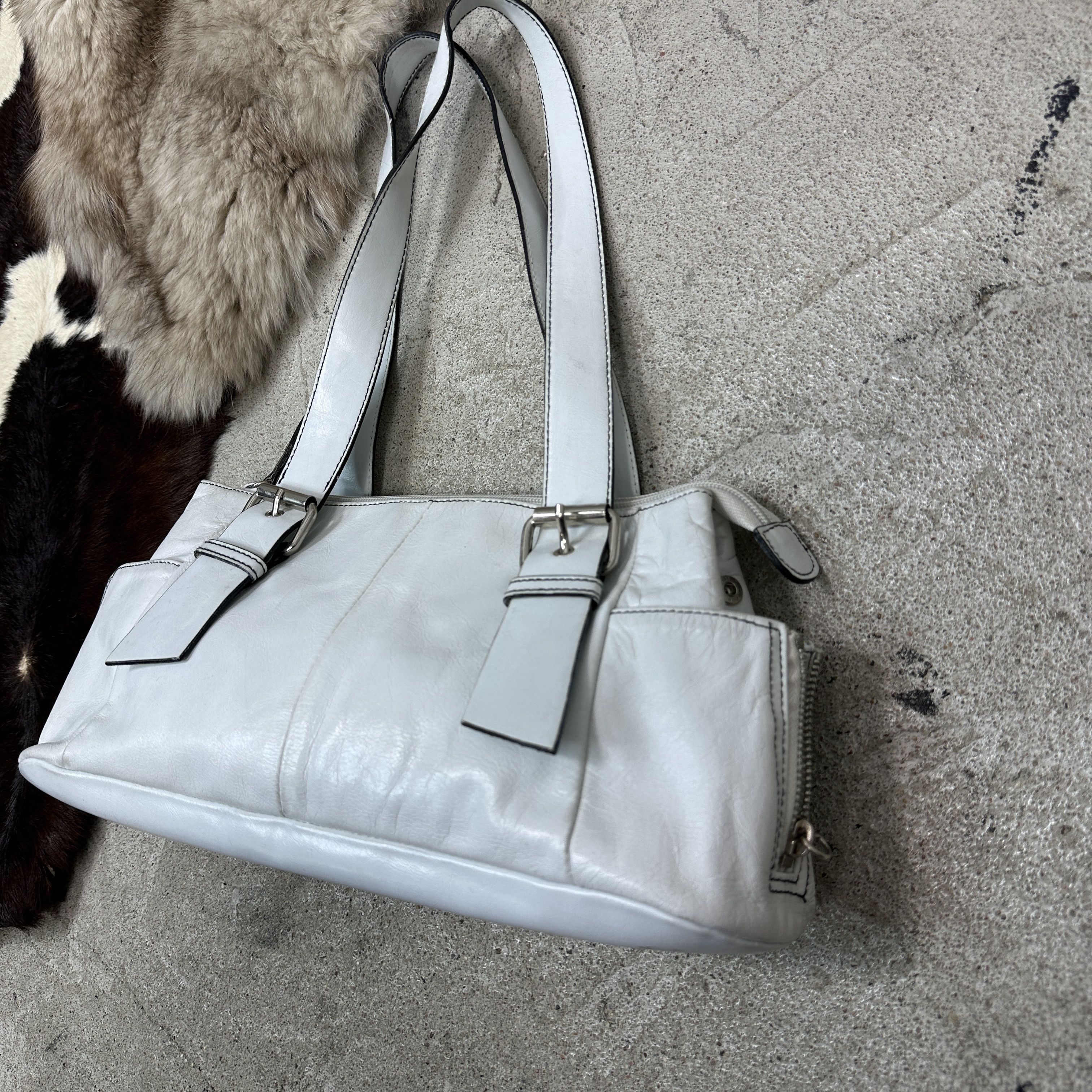 Vintage Vintage Leather White Buckled Baguette Bag Y2K Size ONE SIZE - 3 Thumbnail