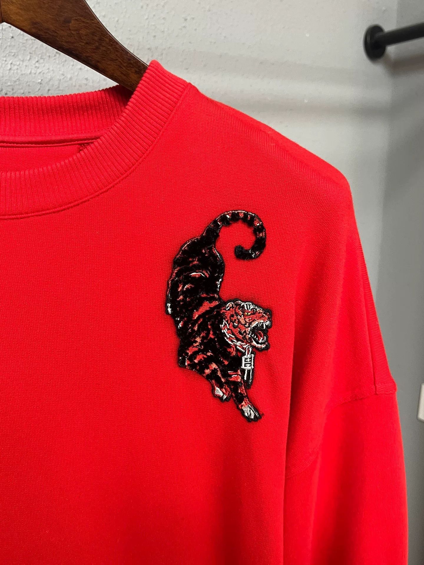 Givenchy givenchy red embroidery sweatshirt Size US M / EU 48-50 / 2 - 1 Preview