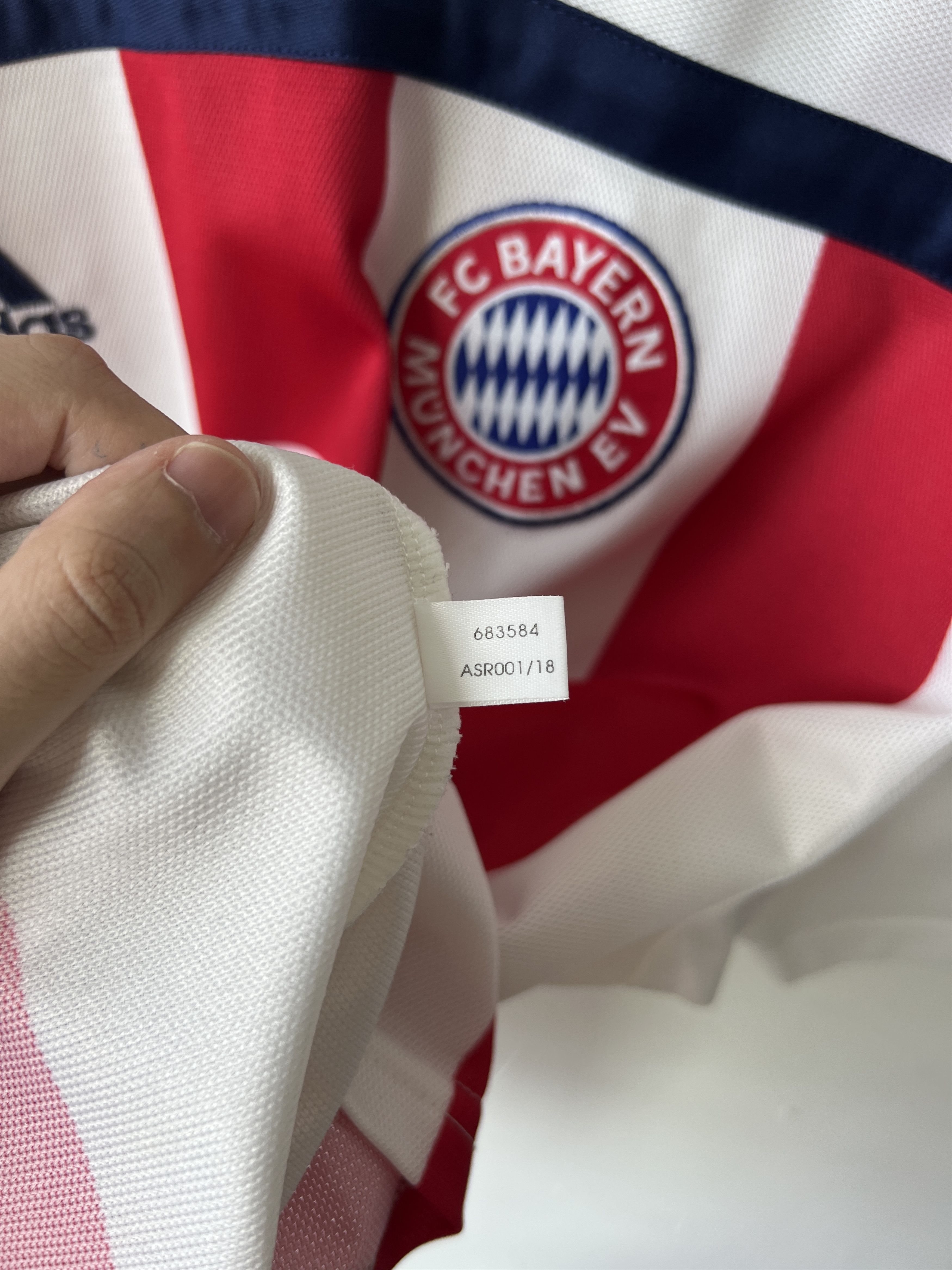 Adidas (L) Bayern Munich 2000-02 Away Kit Hargreaves #23 Size US L / EU 52-54 / 3 - 5 Thumbnail