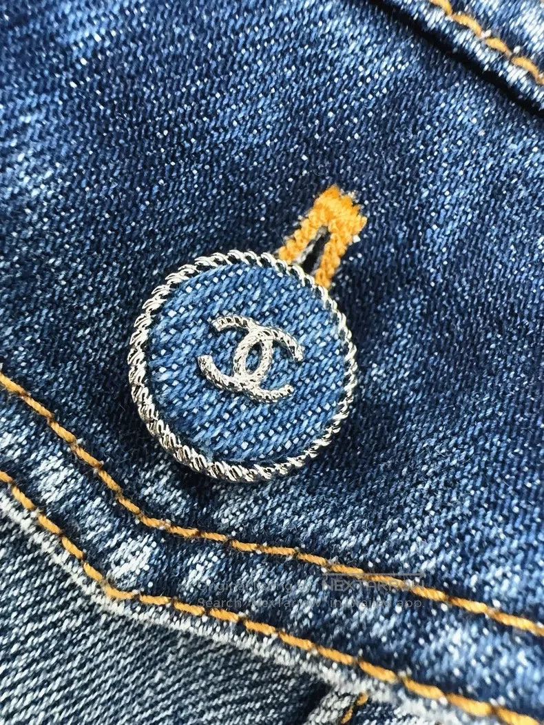 Chanel Chanel 24B blue round neck two-pocket gradient denim jacke Size XS / US 0-2 / IT 36-38 - 6 Thumbnail