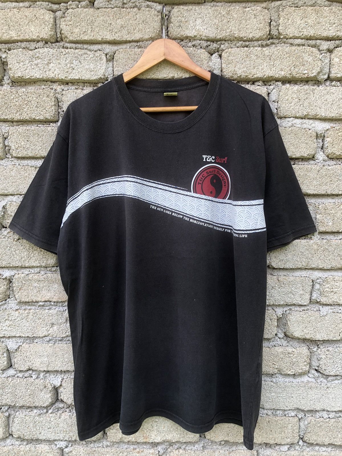 Japanese Brand Vintage Y2K Sunfaded T&C Surf Design Hawaii Backhit Tshirt Size US XXL / EU 58 / 5 - 7 Thumbnail
