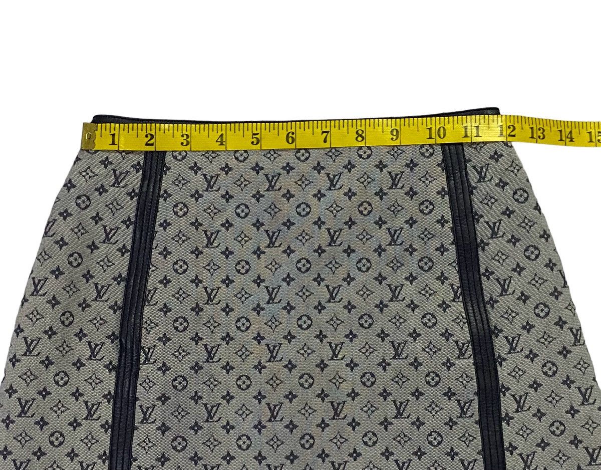 Louis Vuitton Vintage Louis Vuitton 2000 Runway Monogram Canvas Skirt Size 24" / US 00 / IT 34 - 4 Thumbnail