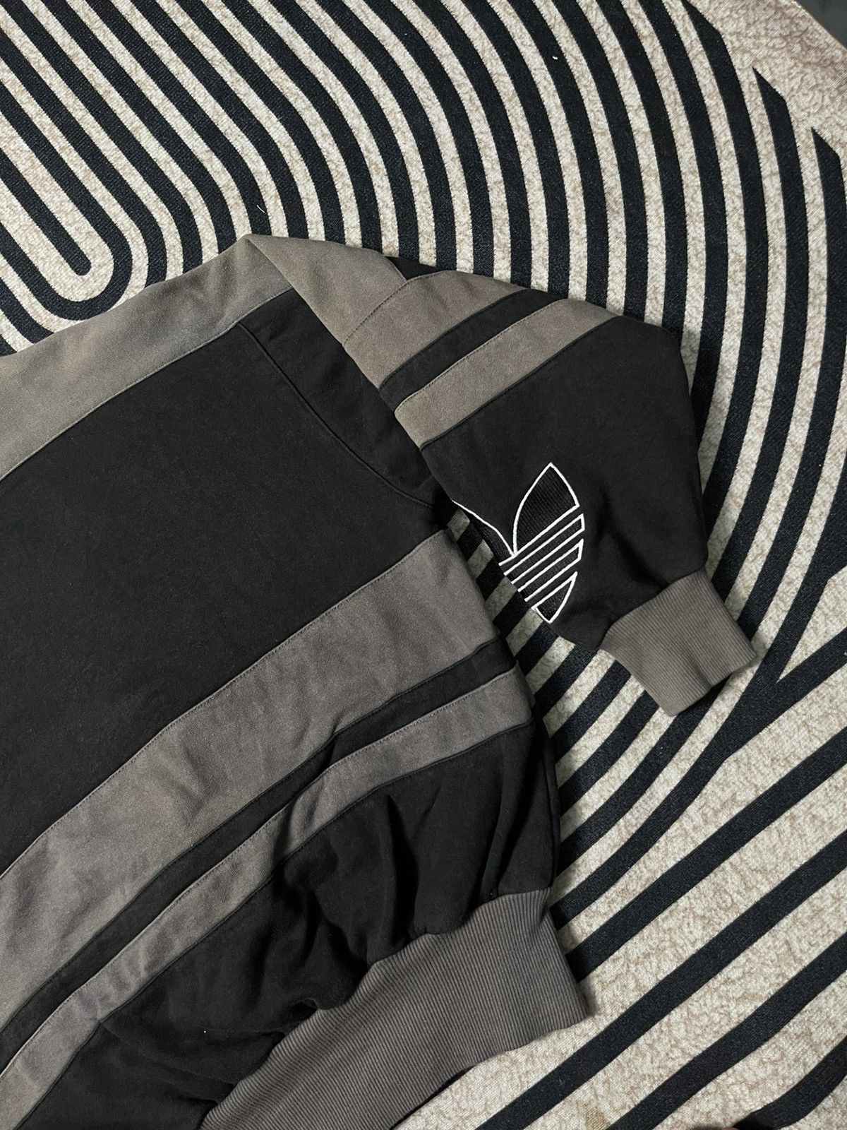 Adidas 90s ADIDAS THREE STRIPES RETRO LOGO SUN FADED BOXY STYLE Size US M / EU 48-50 / 2 - 14 Thumbnail