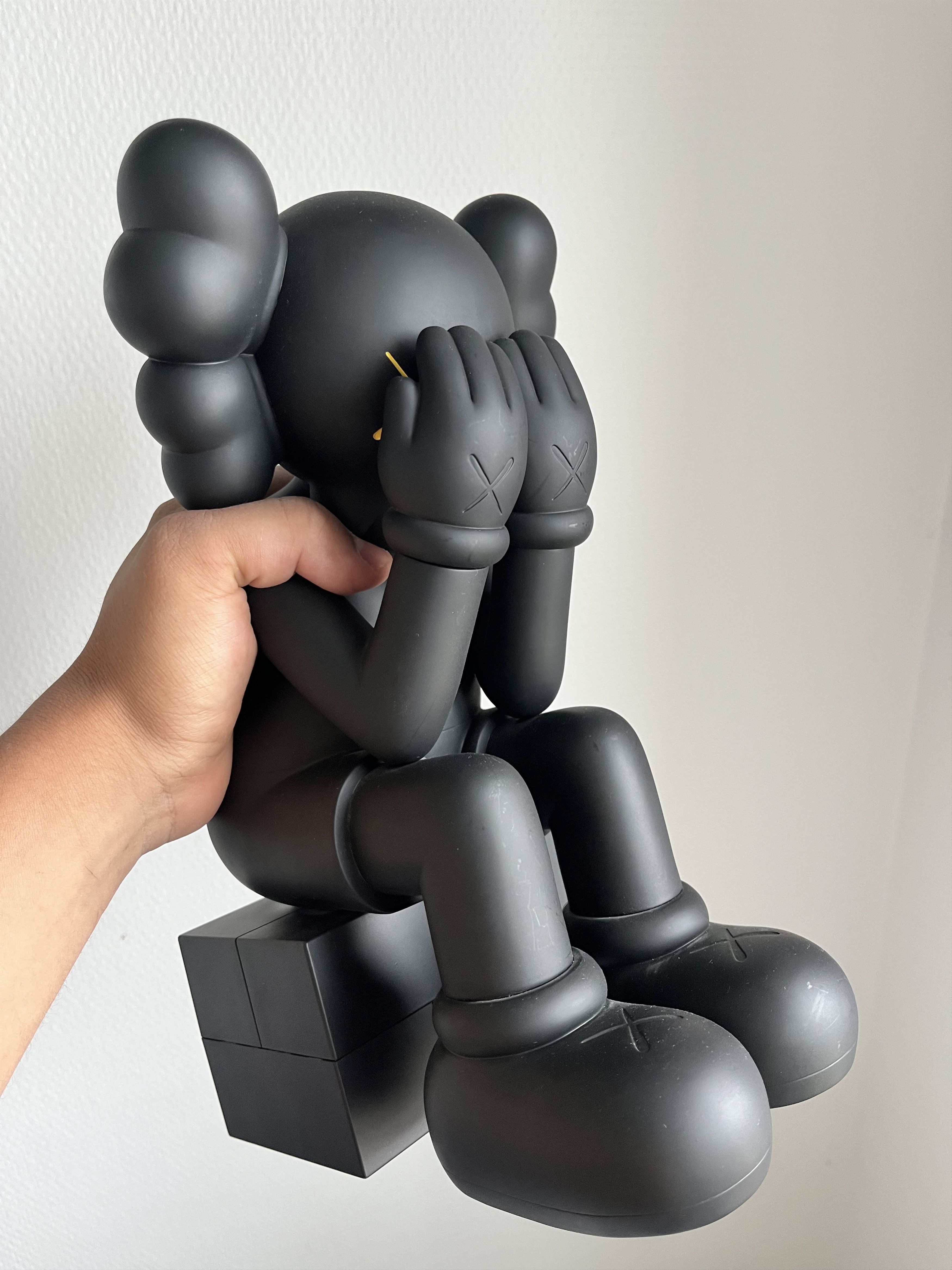 Kaws KAWS Passing Through Black Figure 2013 Size ONE SIZE - 2 Thumbnail