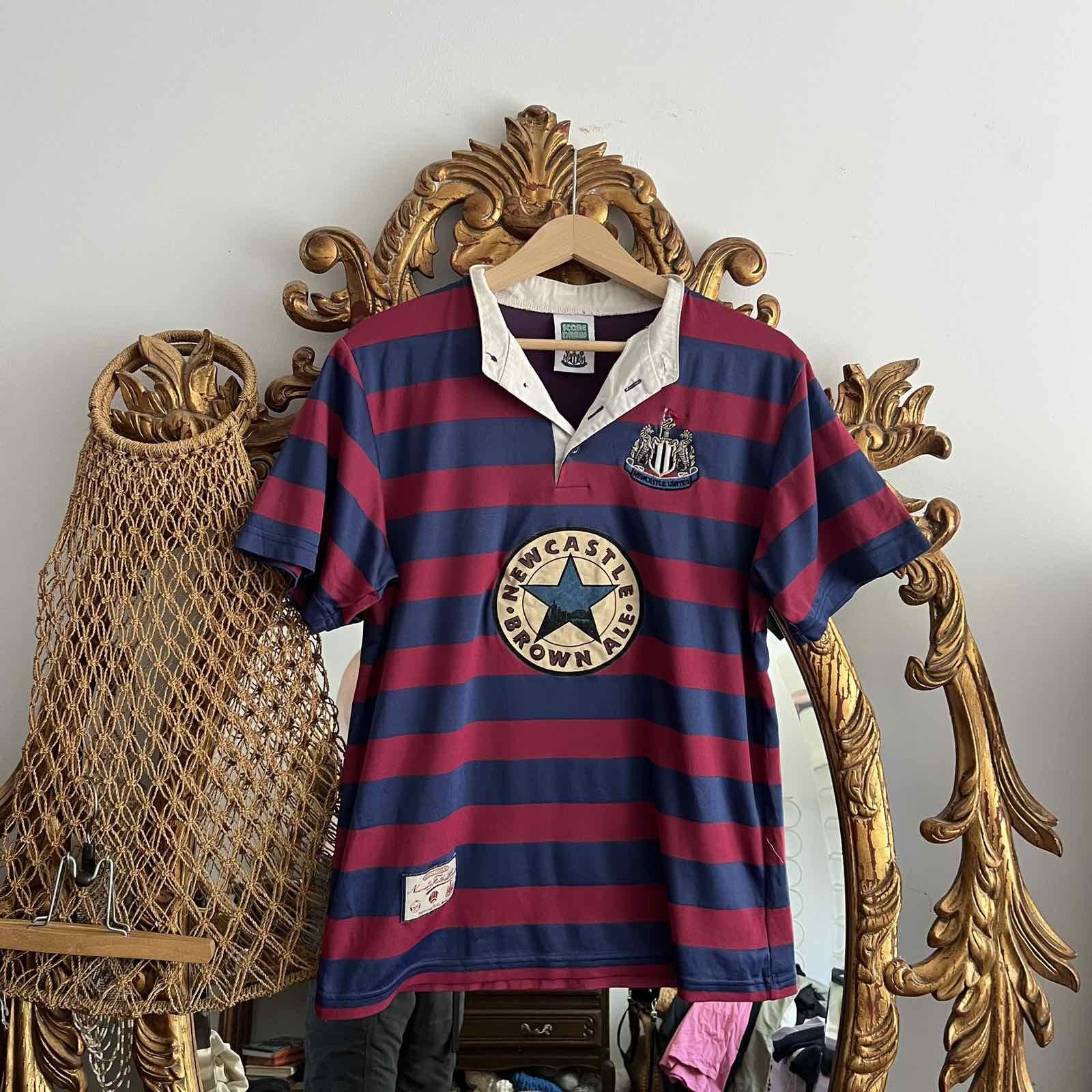 Vintage NEWCASTLE UNITED OFFICIAL RETRO SCORE DRAW SOCCER JERSEY Size US S / EU 44-46 / 1 - 1 Thumbnail