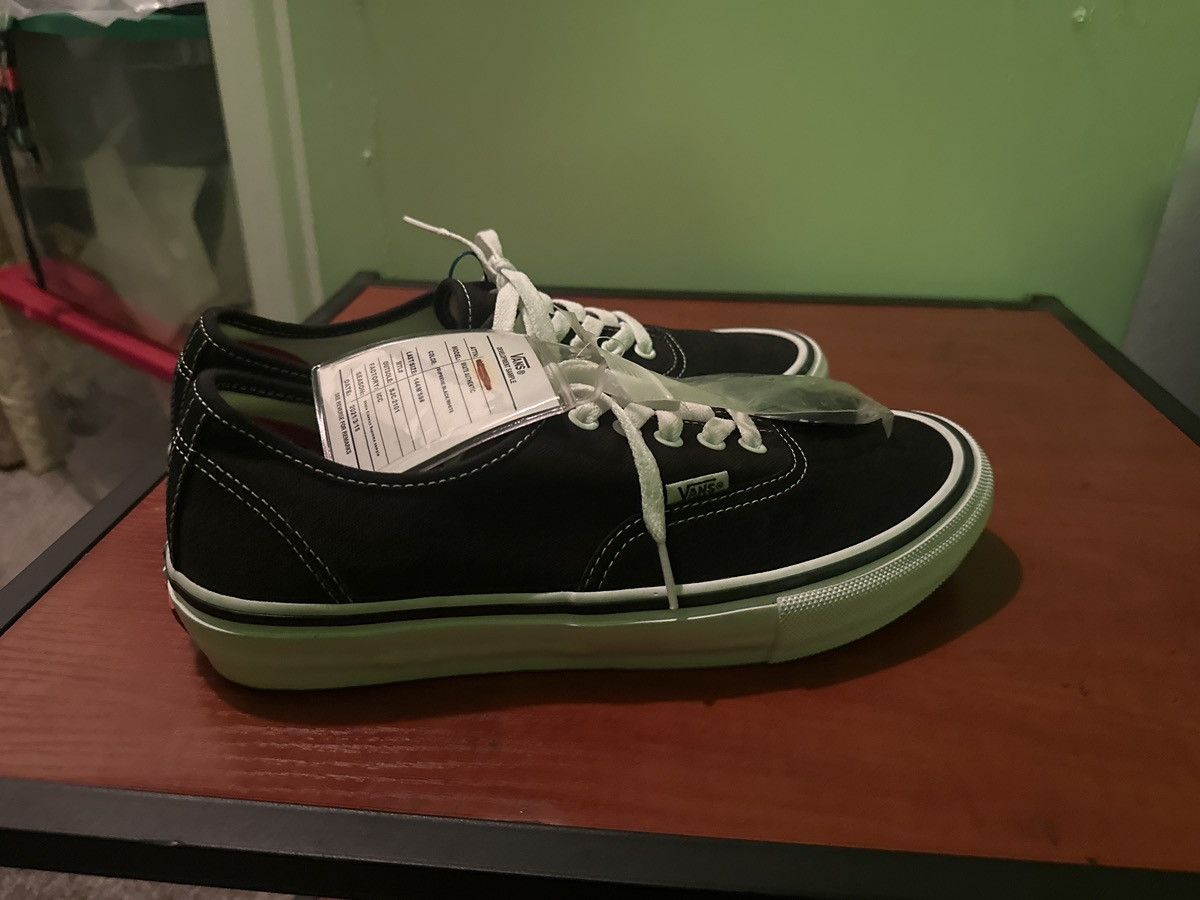 Supreme × Vans Supreme Vans sample pair Size US 9 / EU 42 - 6 Thumbnail