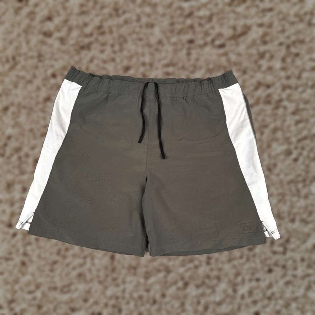 Vintage REI Womens Cargo Shorts Adult Large Gray White Lined Pockets 36x7 Nylon Polyester Pocket Zipper 36 Inseam Regular Size 36" / US 14 / IT 50 - 1 Thumbnail