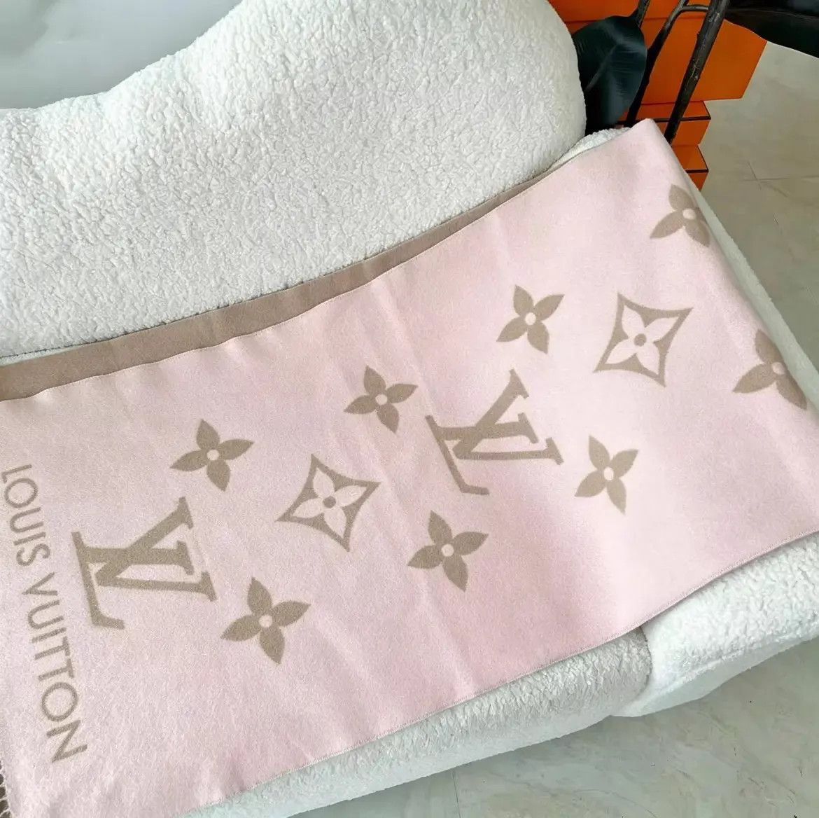Louis Vuitton LV Monogram Latte Cashmere Double-Faced Scarf Size ONE SIZE - 4 Thumbnail