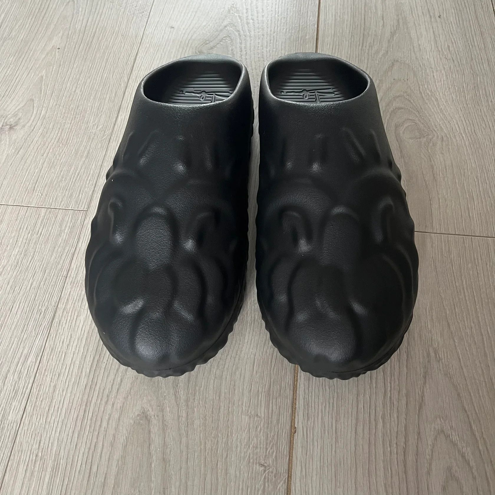 Other UK Slawn Shapes Black Chompaz Sliders Small Size US 9 / EU 42 - 2 Thumbnail