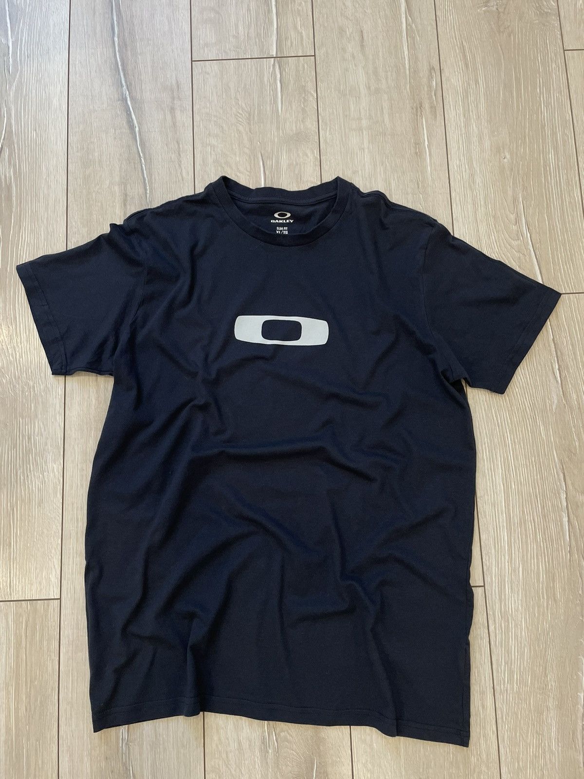 Oakley × Vintage Vintage Oakley Center Logo Boxy T-shirt Y2K XL Size US XL / EU 56 / 4 - 1 Thumbnail